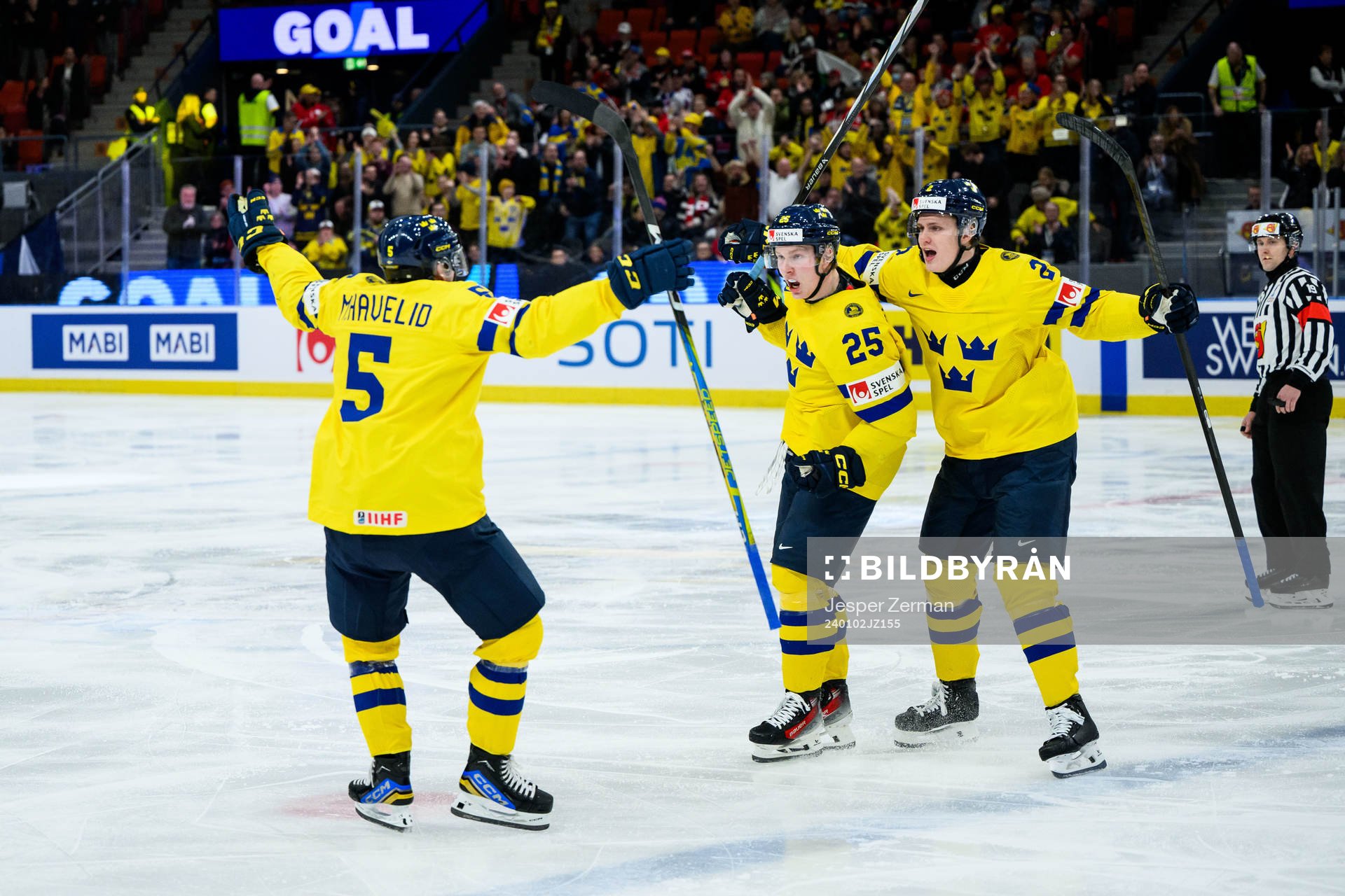 Otto Stenberg celebrates with Mattias Hävelid and Elias