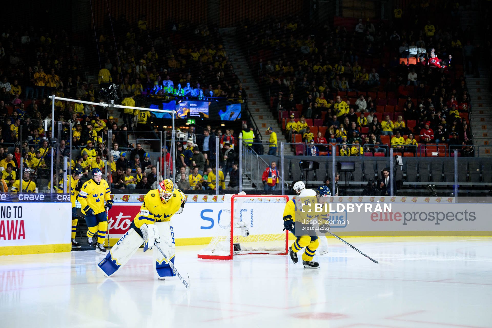 Goaltender Hugo Hävelid and Rasmus Rudslätt of Sweden