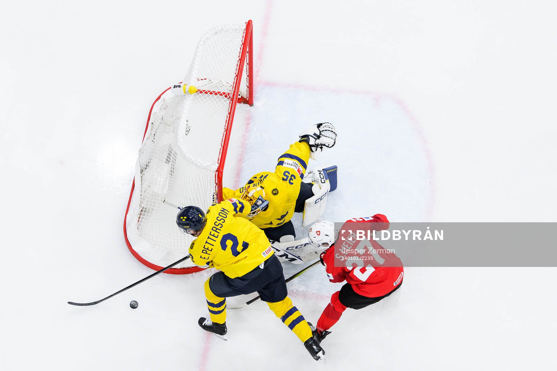 Elias Pettersson and goaltender Hugo Hävelid of Sweden