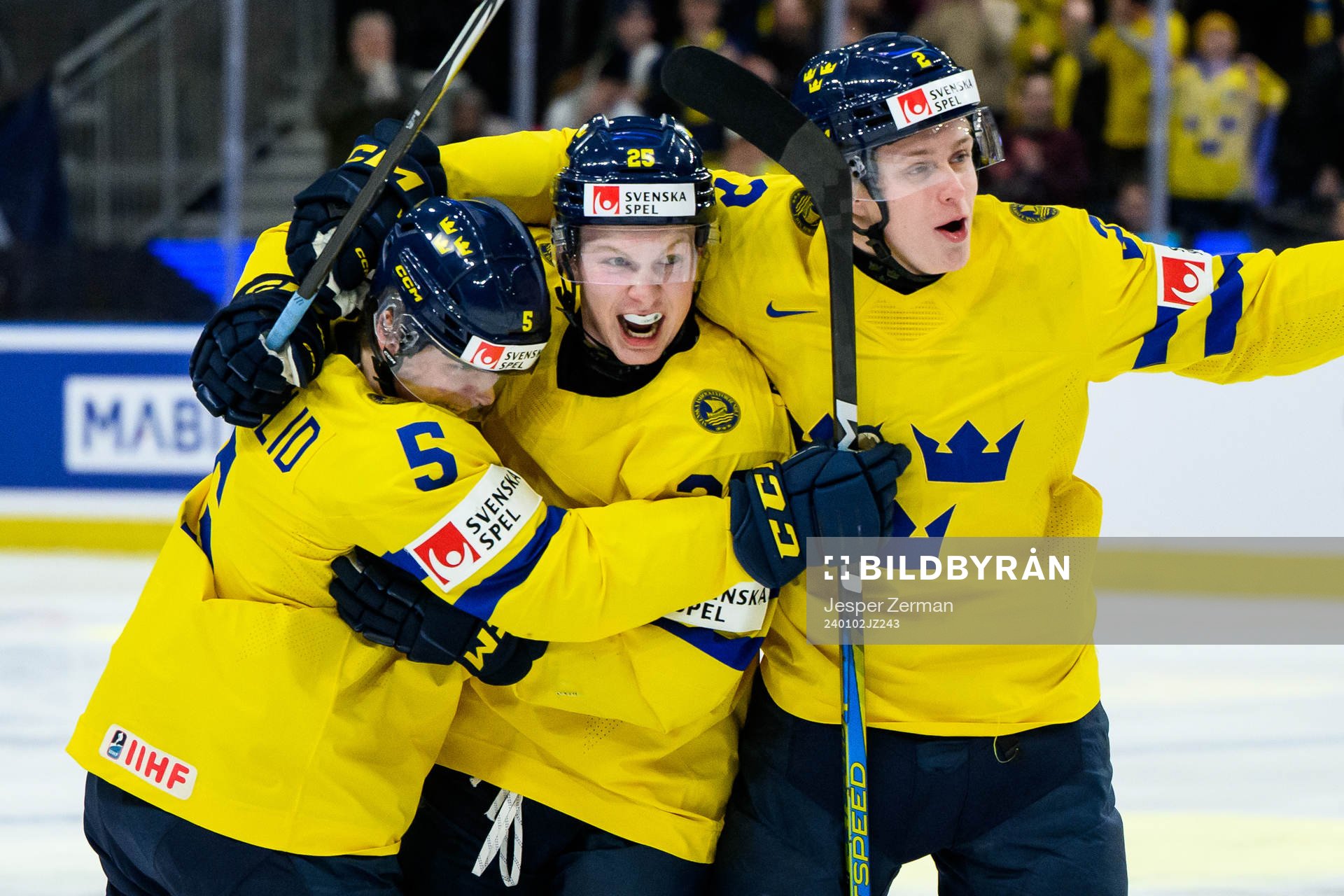 Otto Stenberg of Sweden celebrate with teammates