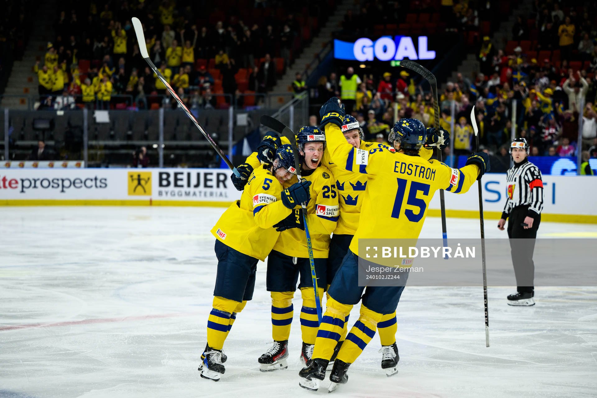 Otto Stenberg of Sweden celebrate with teammates