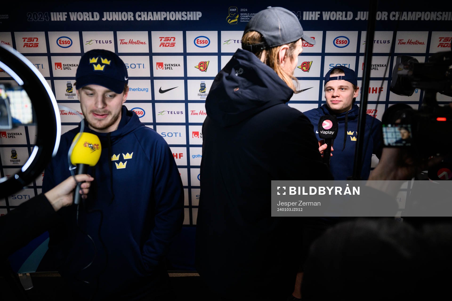 goaltender Hugo Hävelid and Mattias Hävelid of Sweden