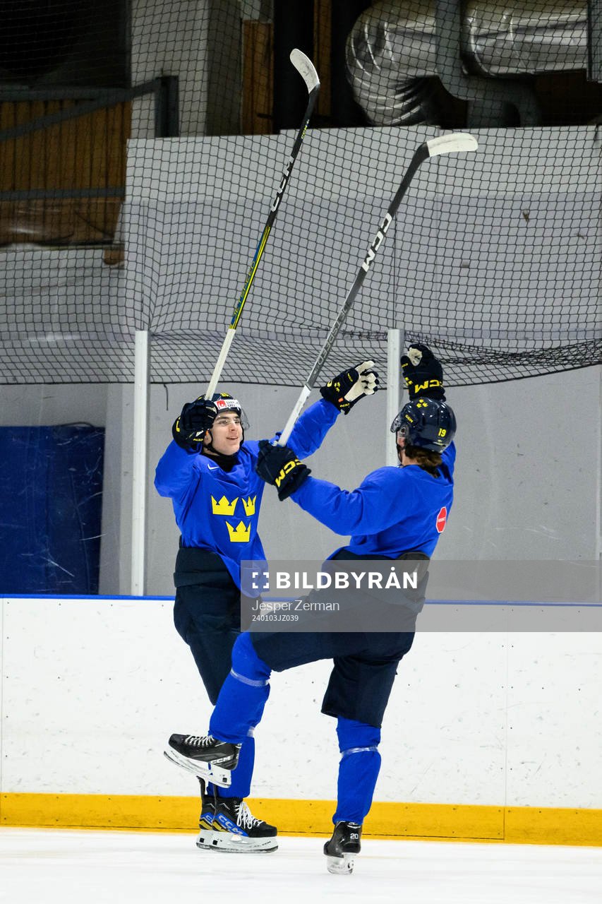 Liam Öhgren and Rasmus Rudslätt of Sweden at a practice
