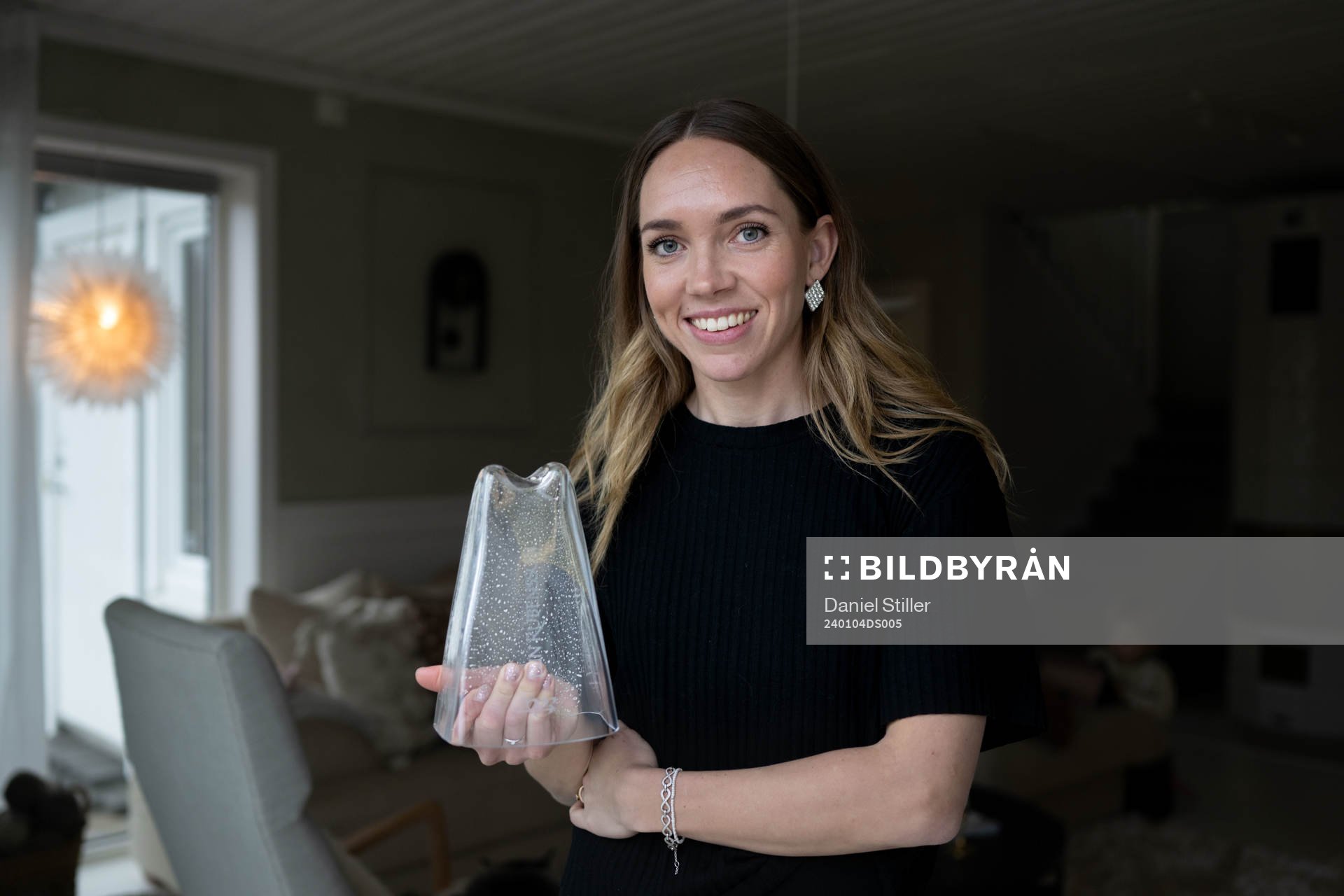 Elin Rubensson poserar för ett porträtt med Diamantbollen under en fotografering den 15 december 2023 i Göteborg. 