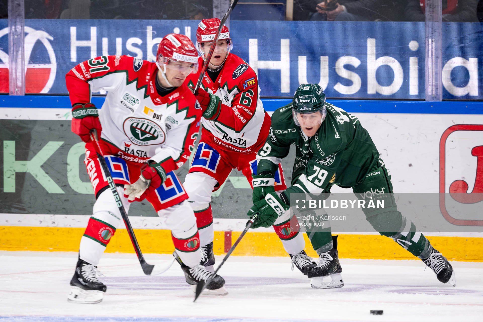 Frölundas Nicklas Lasu och Filip Hasa i en kamp mot