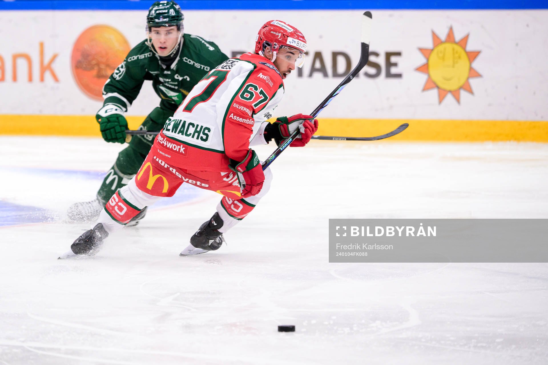 Färjestads Oscar Lawner och Frölundas Jayden Halbgewachs