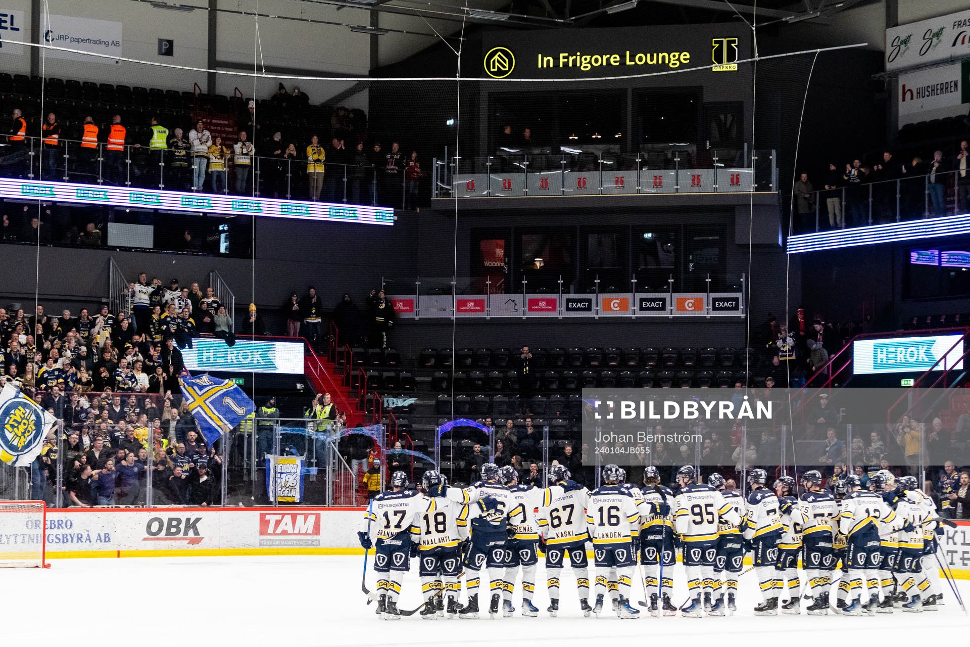 HV71s spelare och supportar jublar