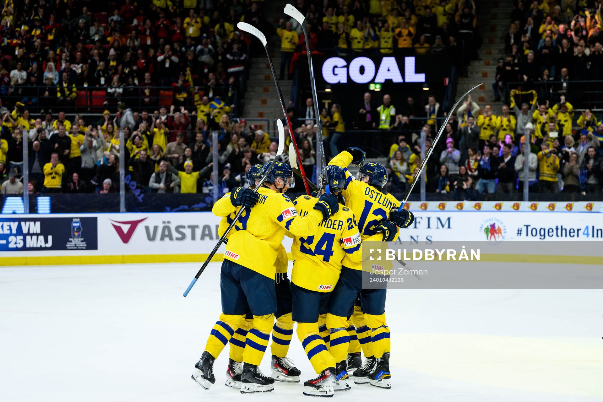 Jonathan Lekkerimäki of Sweden celebrates with teammates