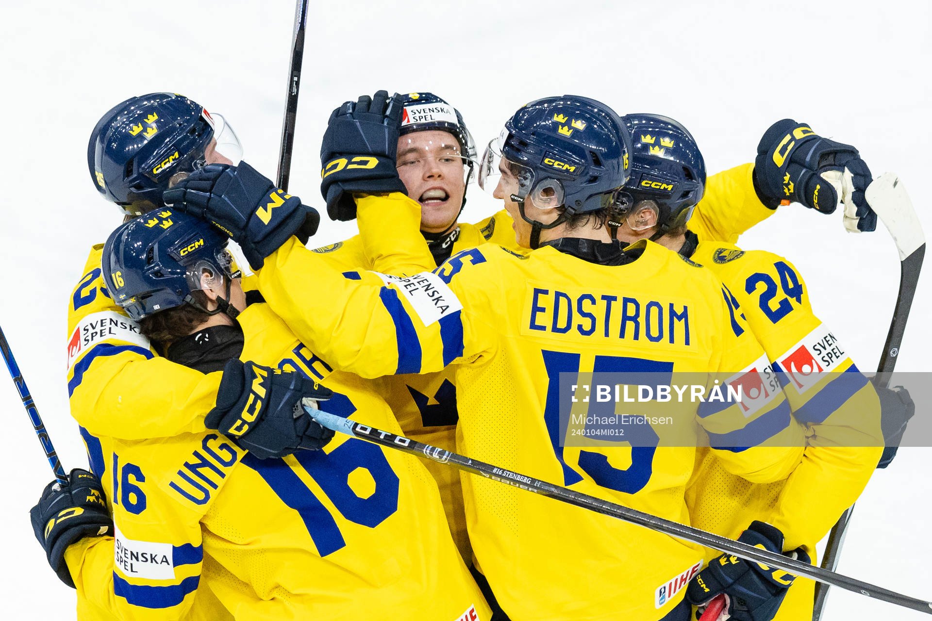 Players of Sweden celebrate with Theo Lindstein