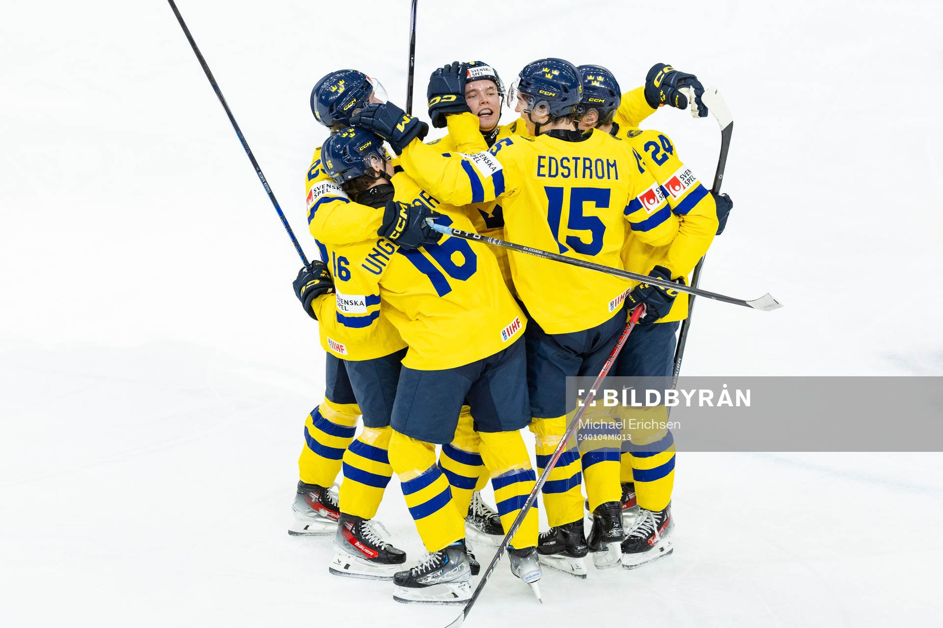 Players of Sweden celebrate with Theo Lindstein