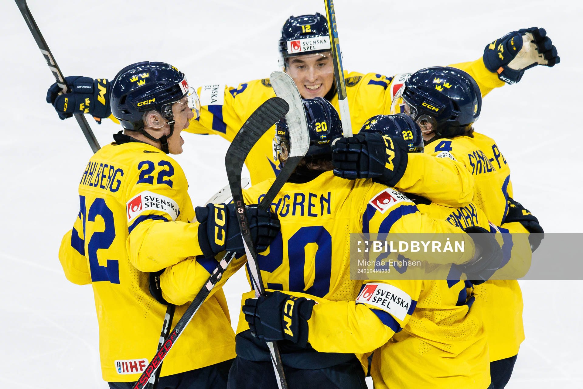 Jonathan Lekkerimäki of Sweden celebrates with teammates