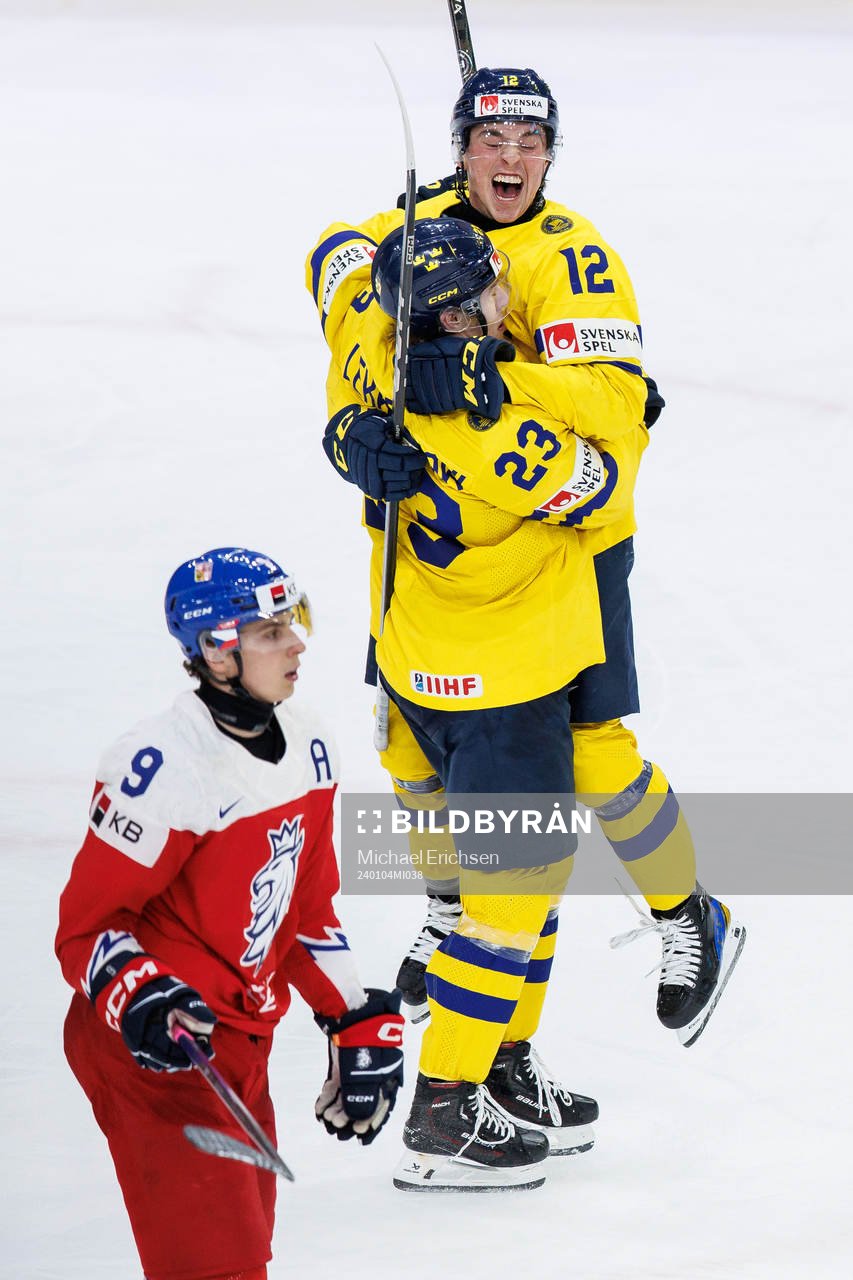 Noah Östlund and Jonathan Lekkerimäki of Sweden celebrate
