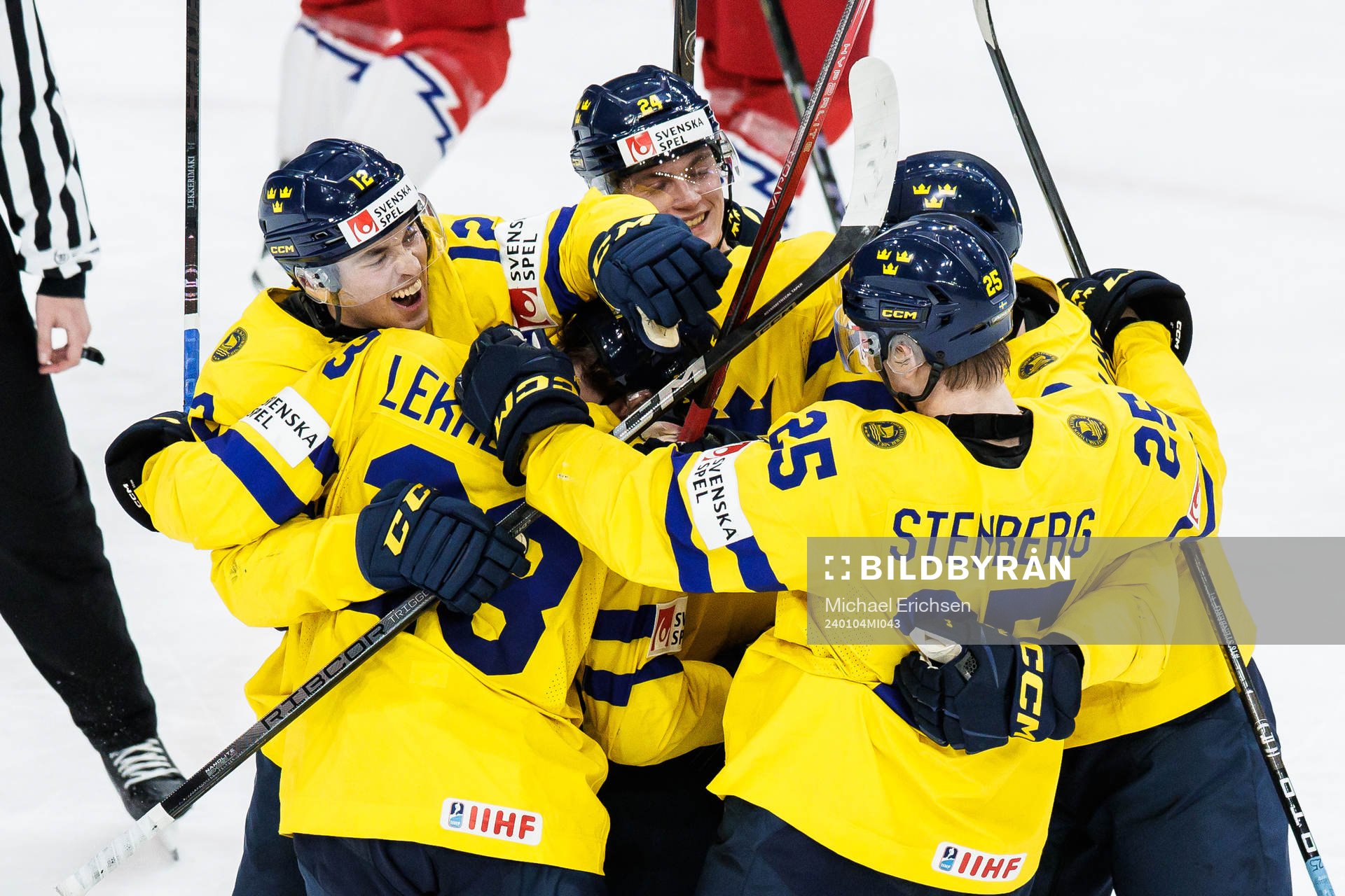 Players of Sweden celebrate with Jonathan Lekkerimäki