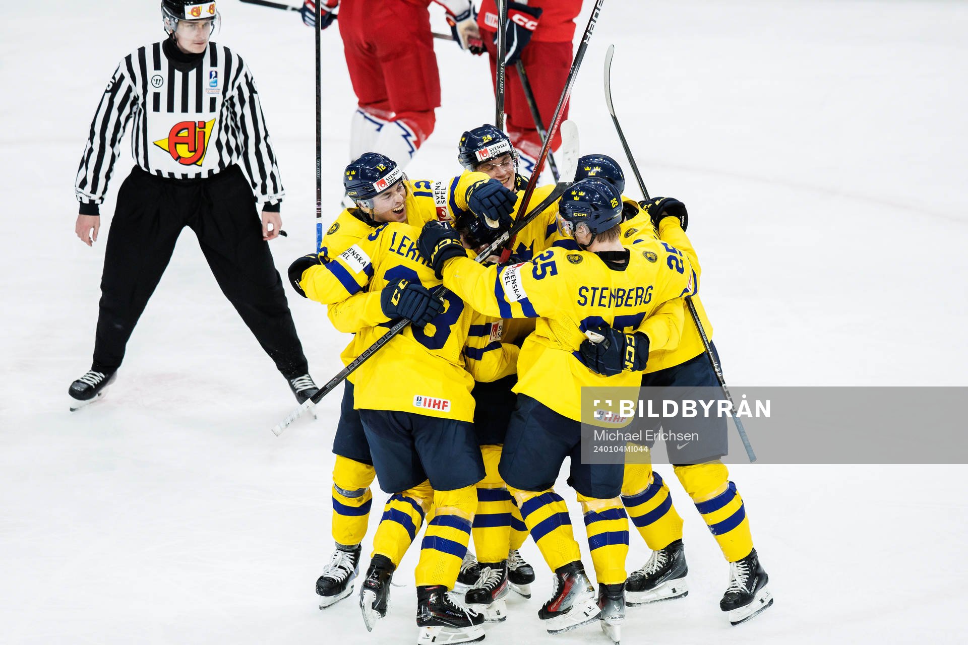 Players of Sweden celebrate with Jonathan Lekkerimäki