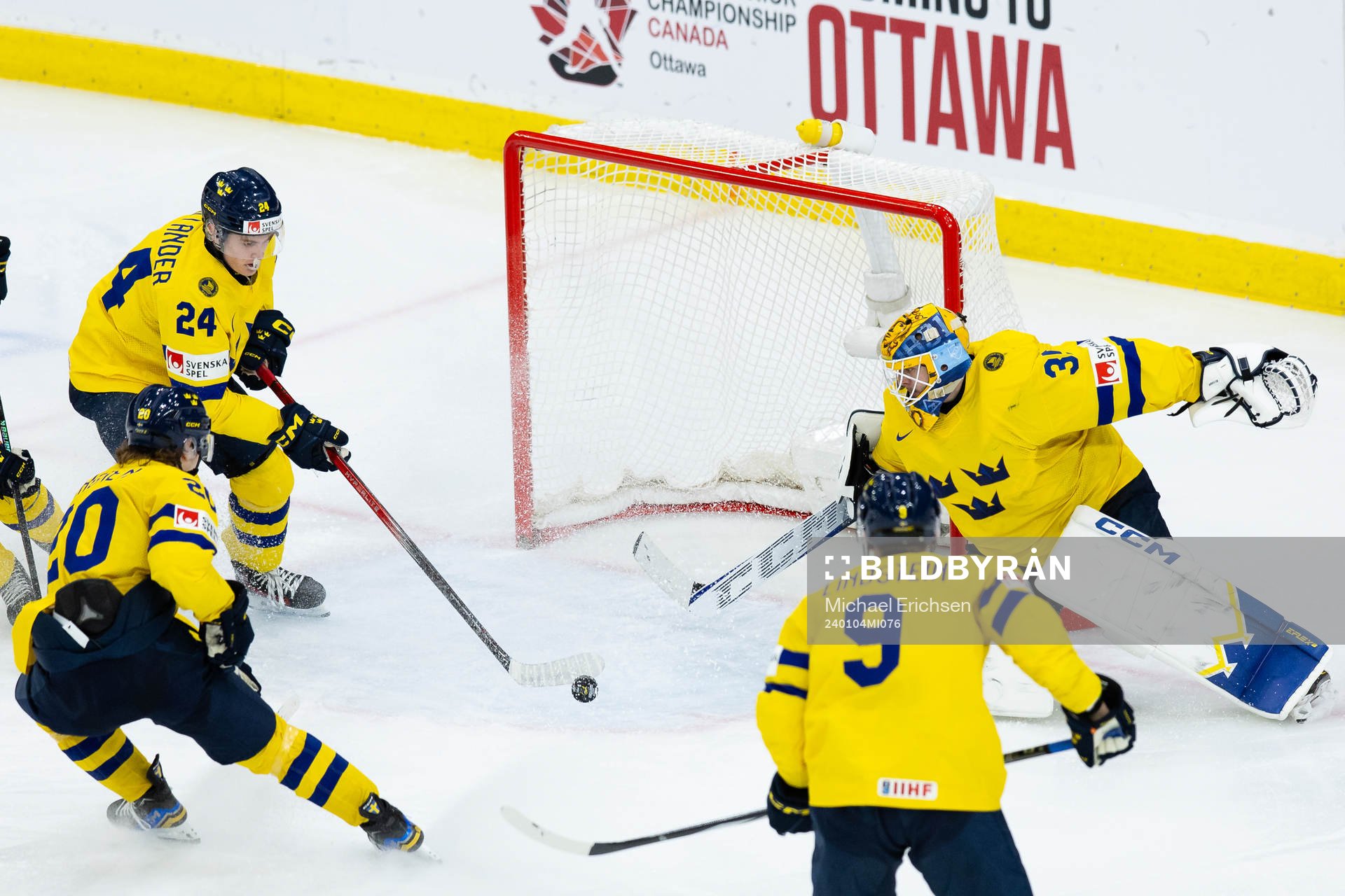 Tom Willander and goaltender Hugo Hävelid of Sweden