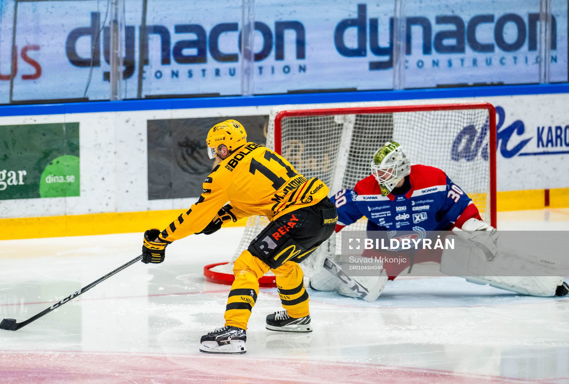 Skellefteås Max Lindholm och Oskarshamns målvakt Niklas