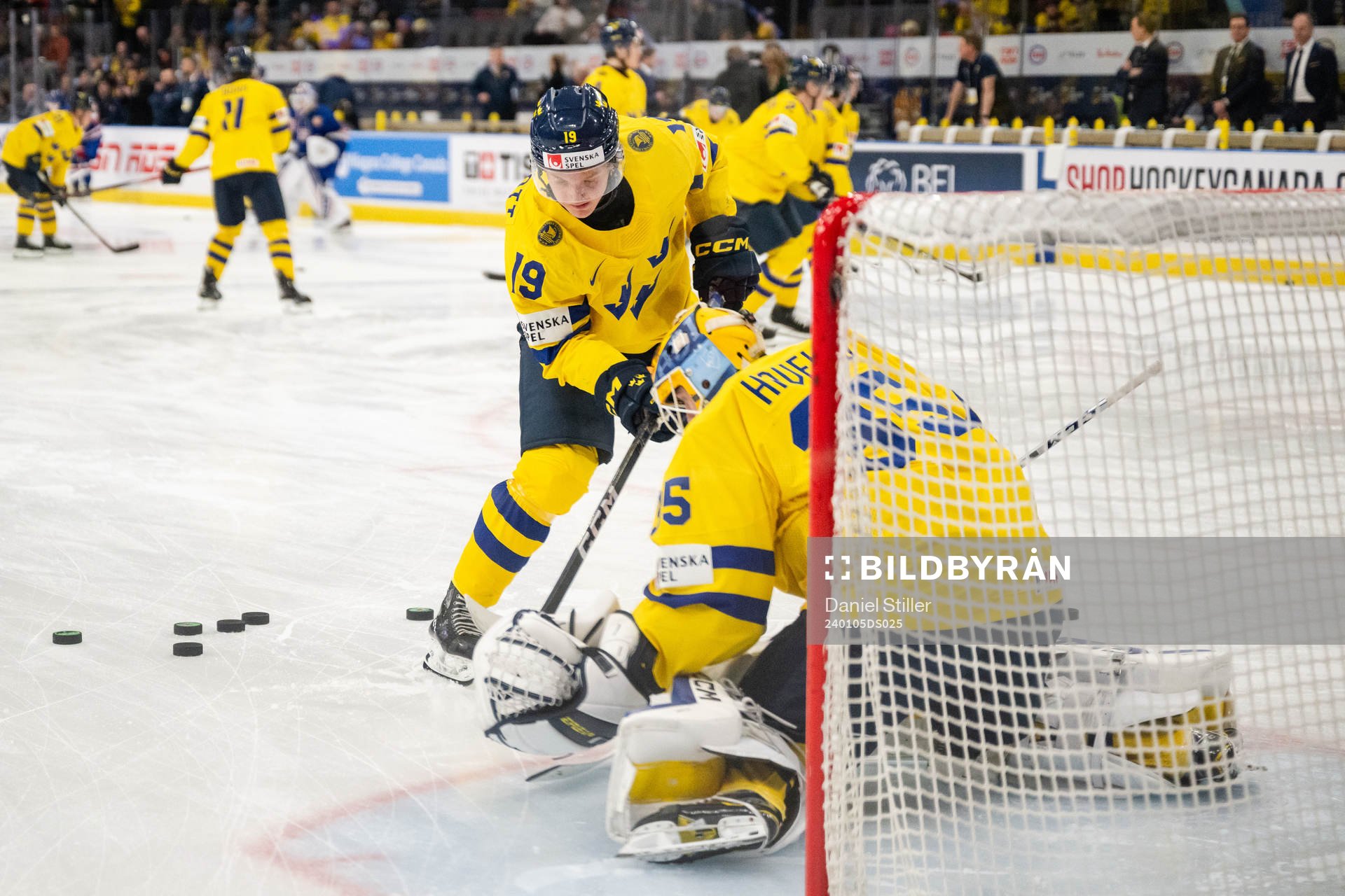 Rasmus Rudslätt and goaltender Hugo Hävelid of Sweden