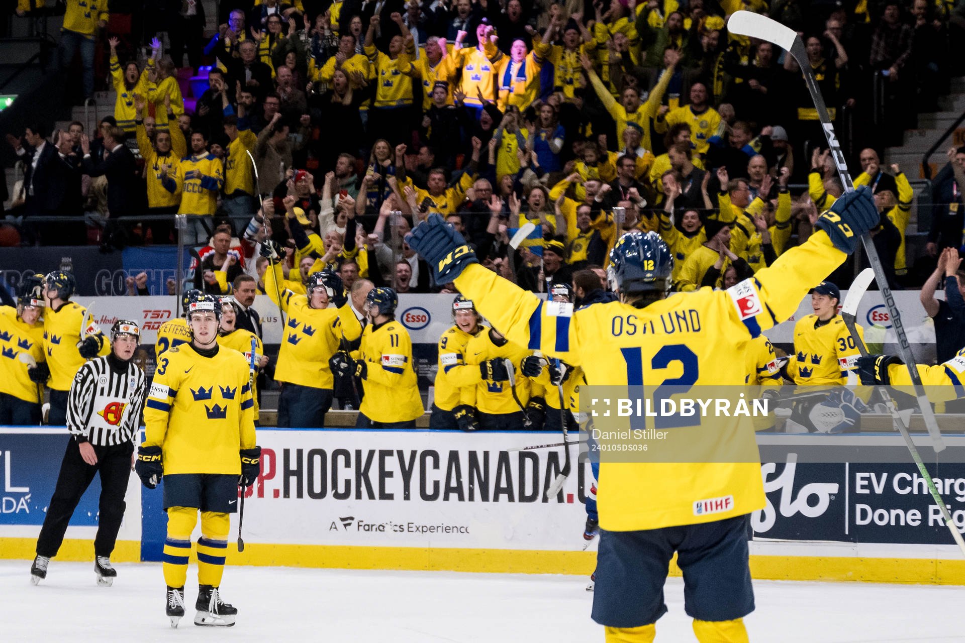 Jonathan Lekkerimäki of Sweden celebrates the 3-2 goal