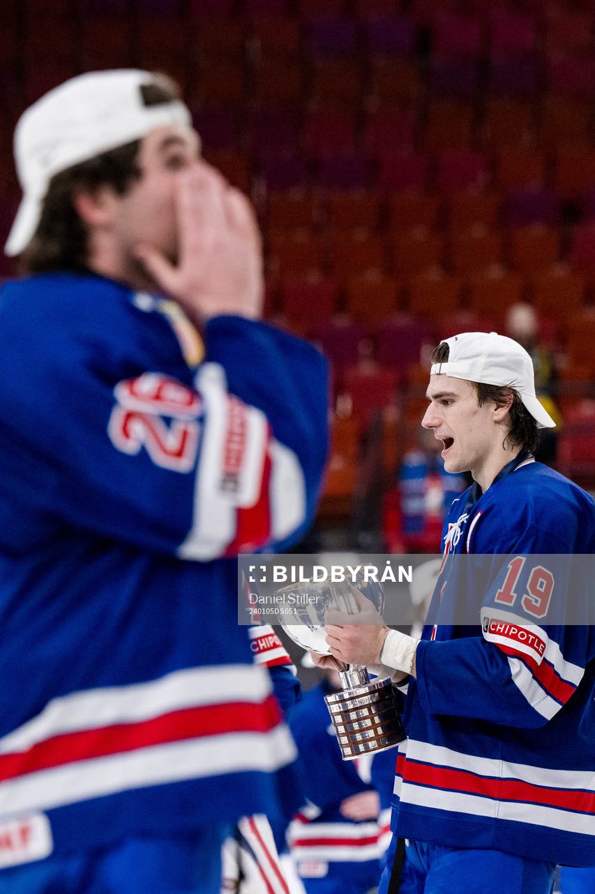 Cutter Gauthier of USA celebrates with the trophy