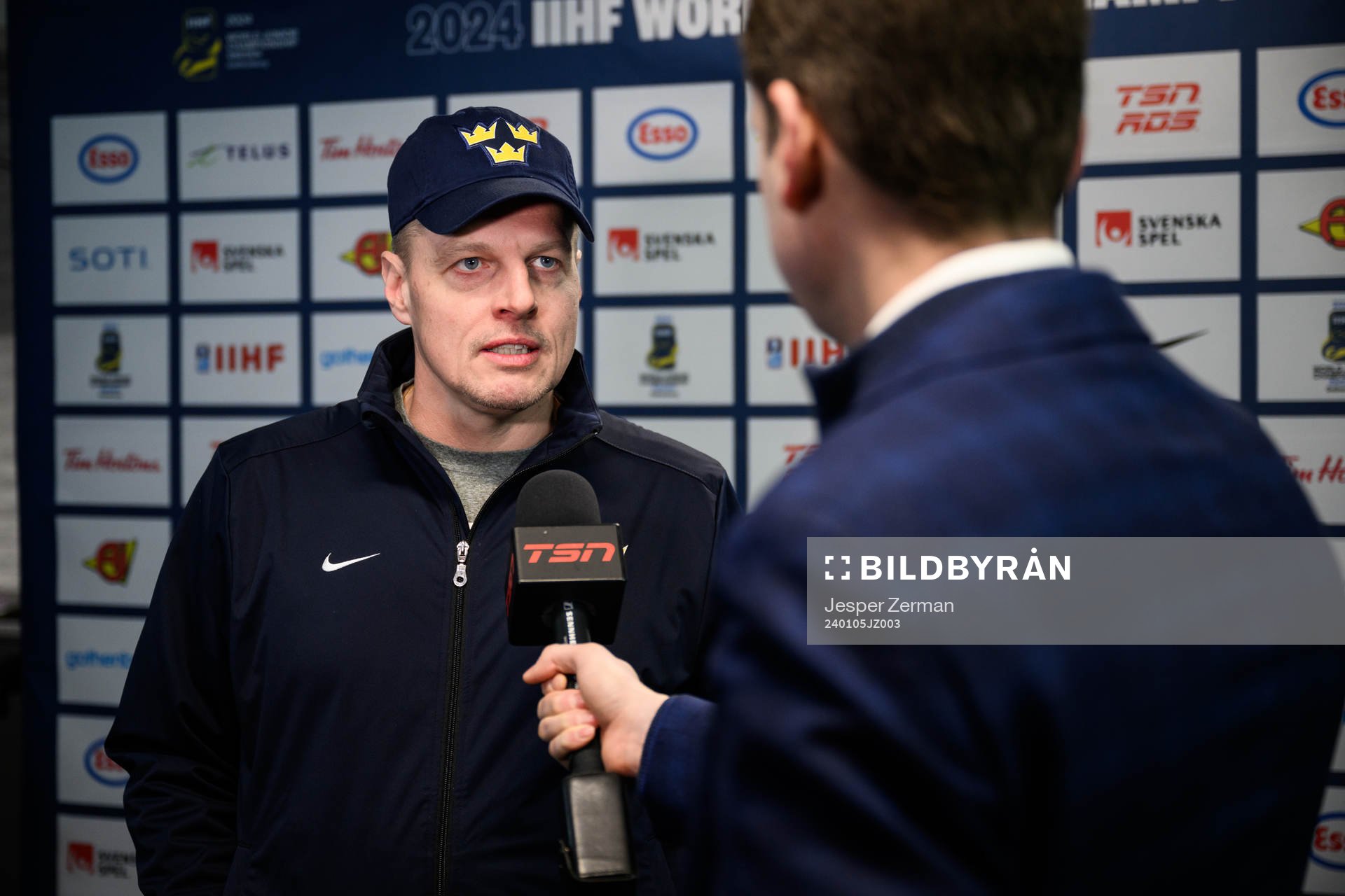 Head coach Magnus Hävelid of Sweden