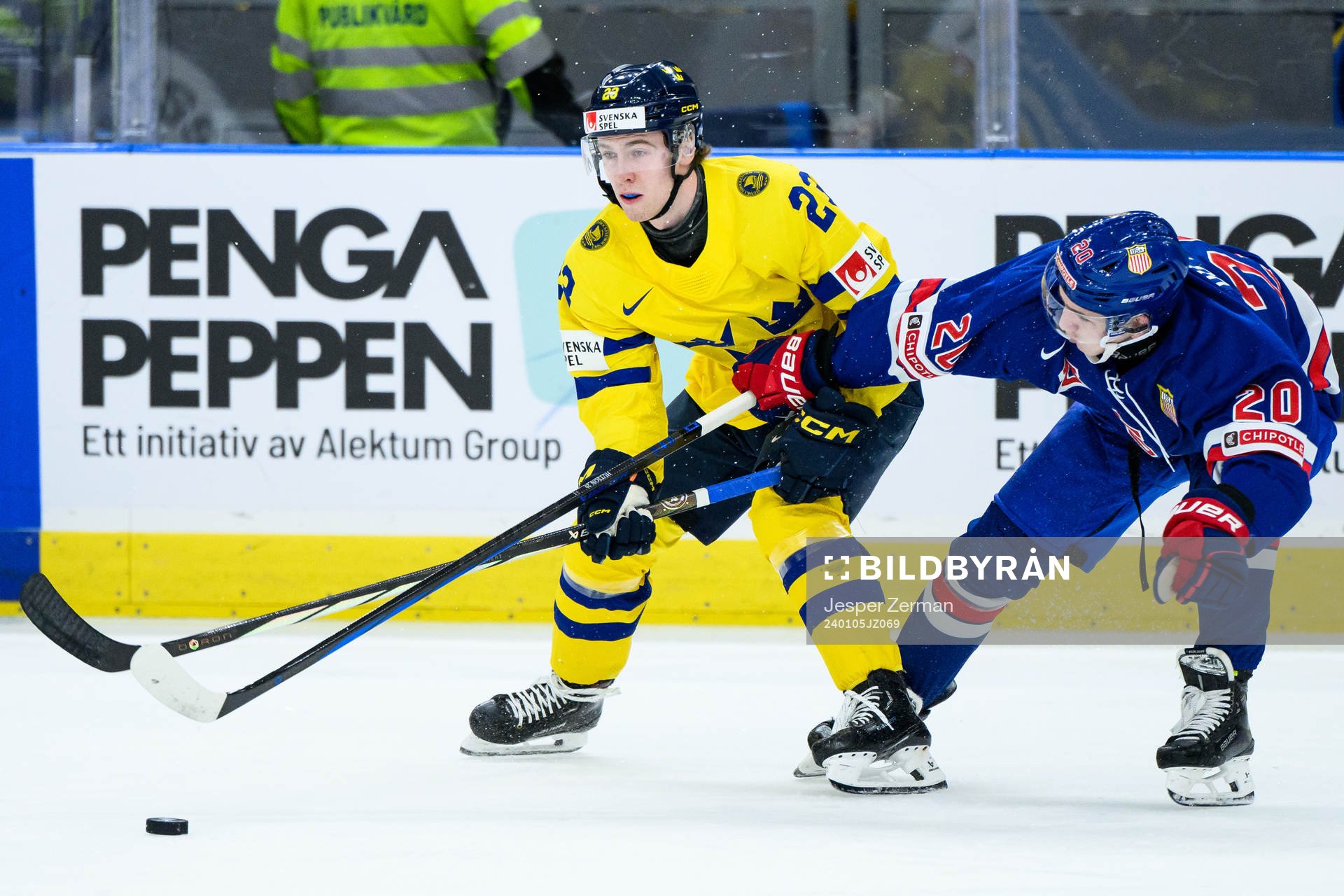 Jonathan Lekkerimäki of Sweden and Lane Hutson of USA