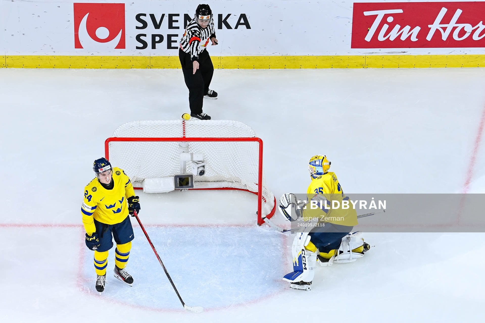 Tom Willander and goaltender Hugo Hävelid of Sweden look
