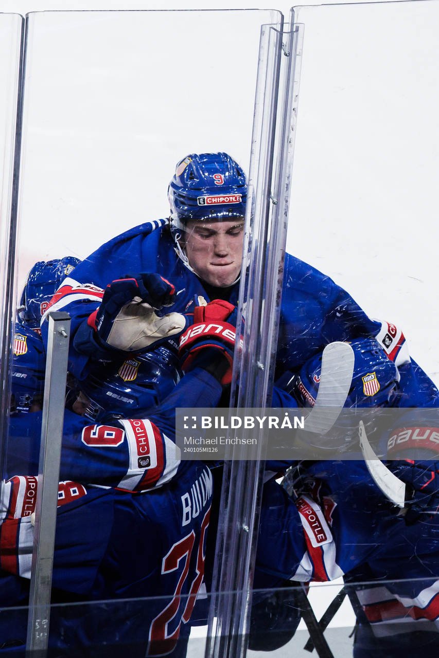 Ryan Leonard of USA celebrates with teammates