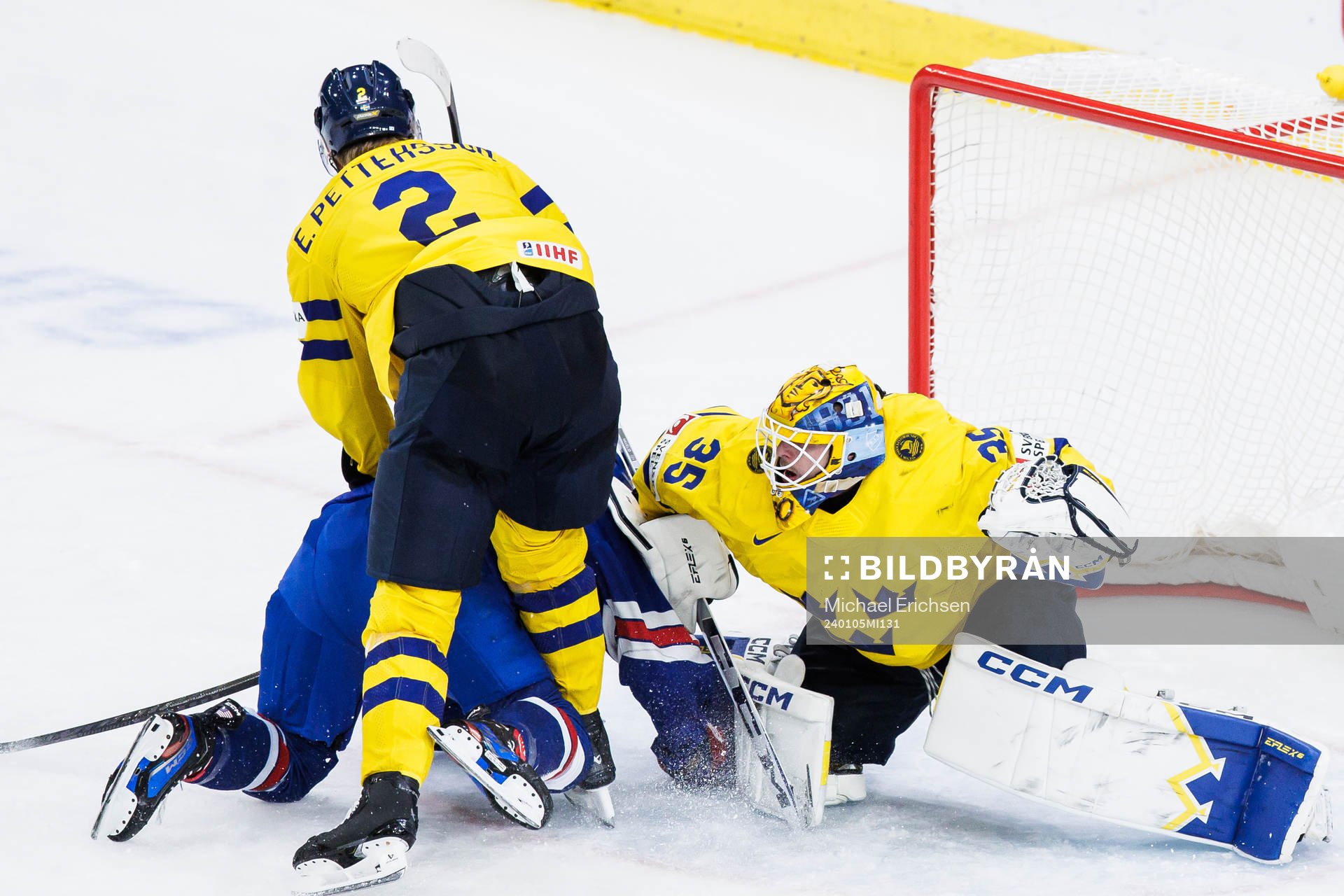 Elias Pettersson and goaltender Hugo Hävelid of Sweden