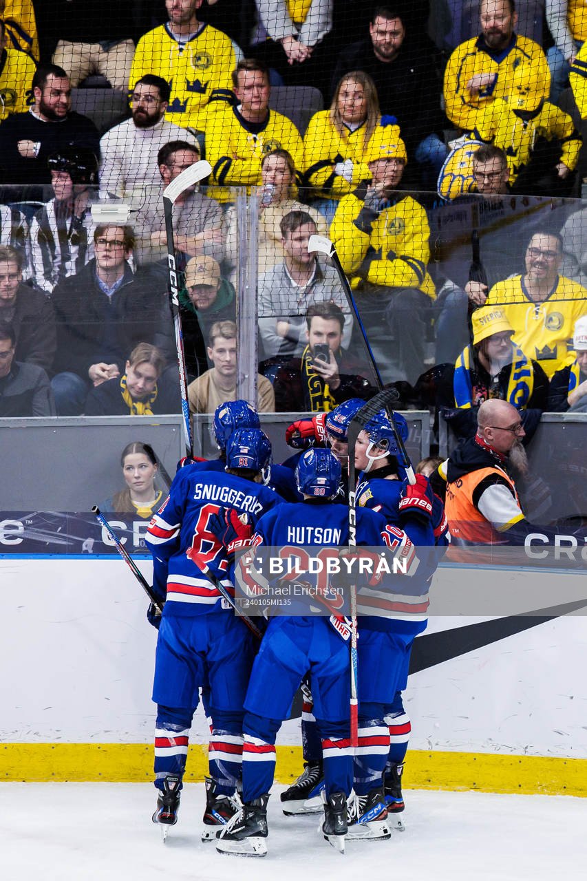 Players of USA celebrate with Rutger McGroarty