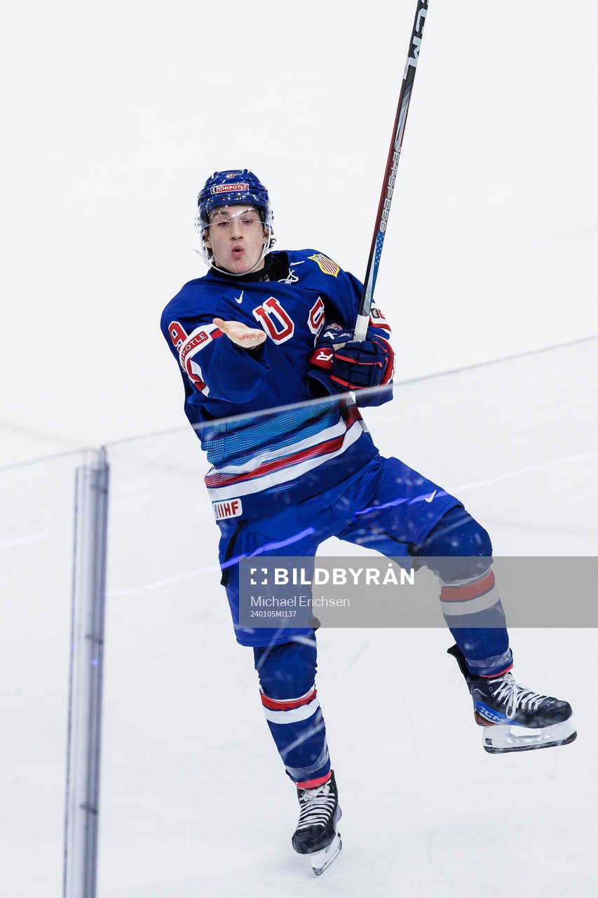 Ryan Leonard of USA celebrates the 5-2 goal