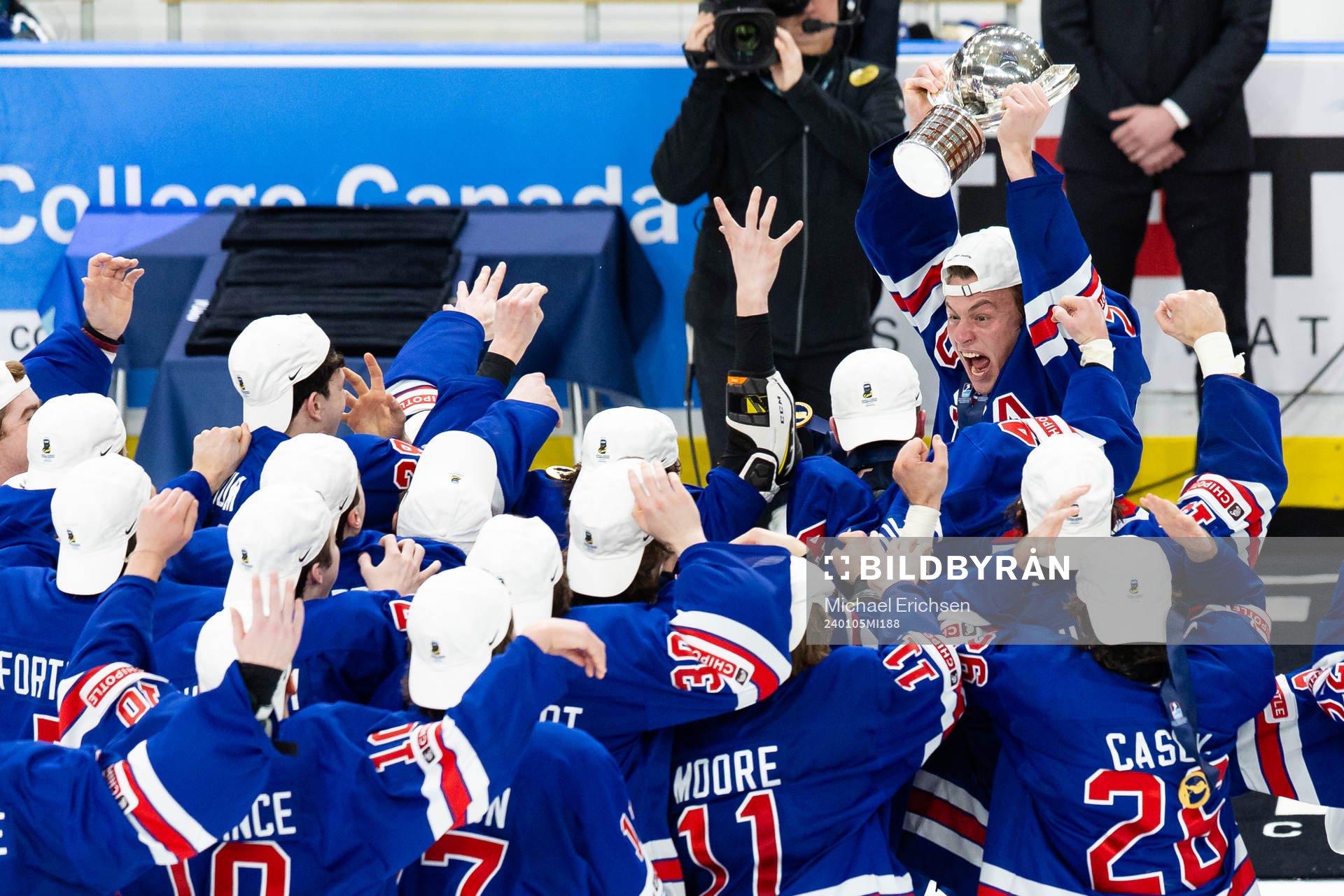 Rutger McGroarty of USA lifts the trophy