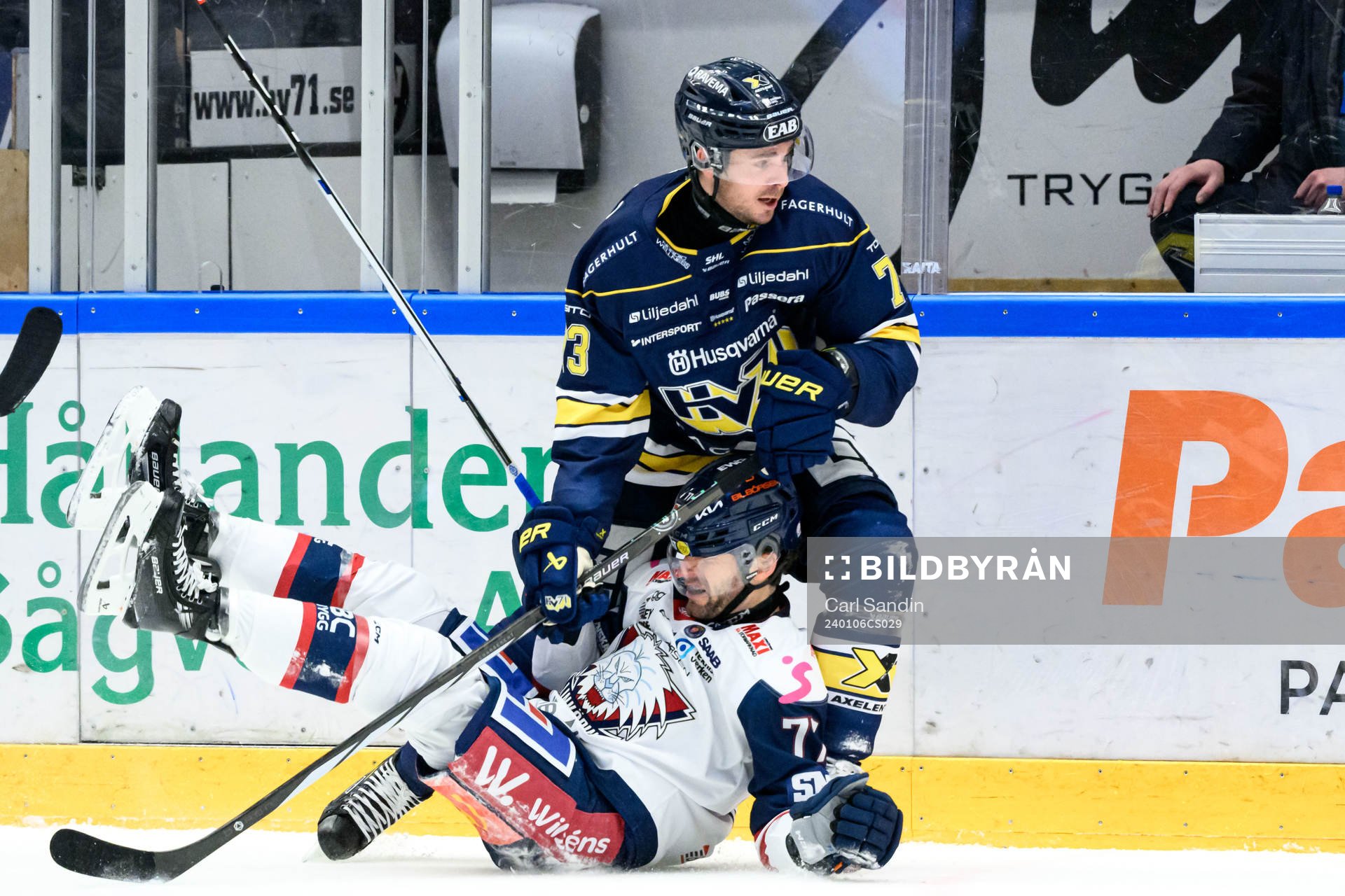Linköpings Taylor Leier och HV71s Nicholas Shore