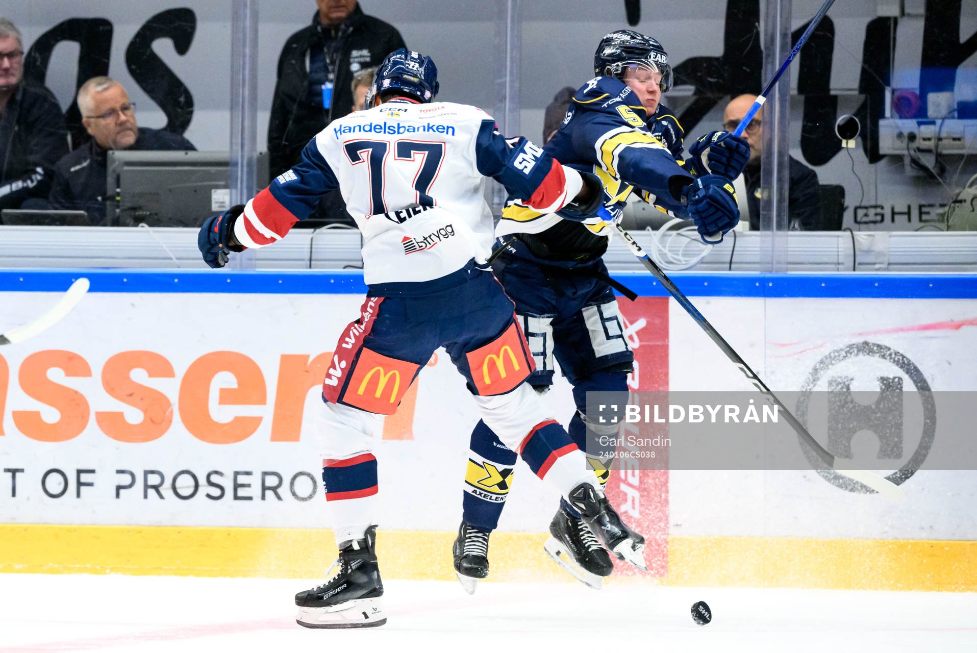 Linköpings Taylor Leier och HV71s Victor Sjöholm