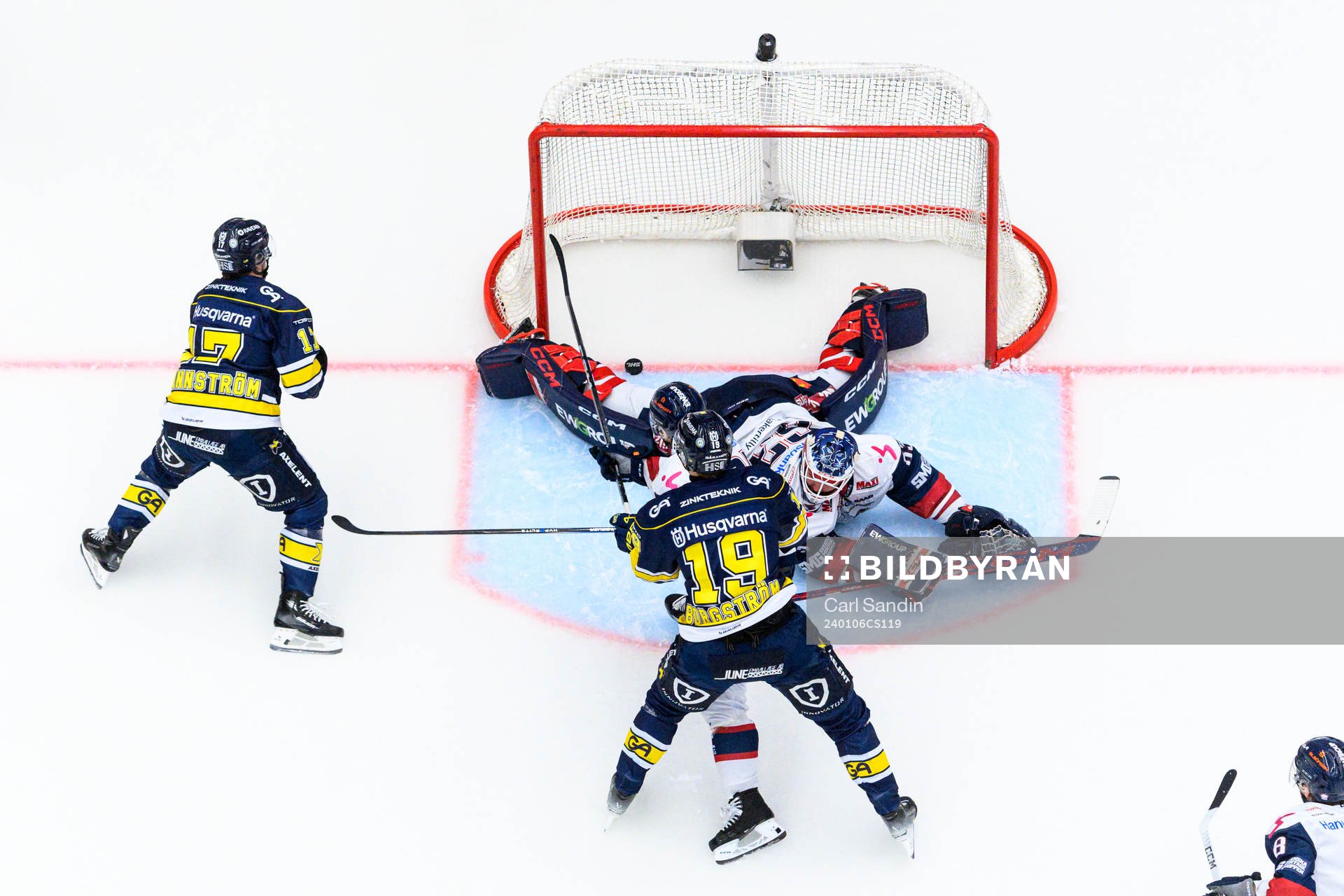 HV71s Isac Brännström gör 3-0 bakom Linköpings målvakt