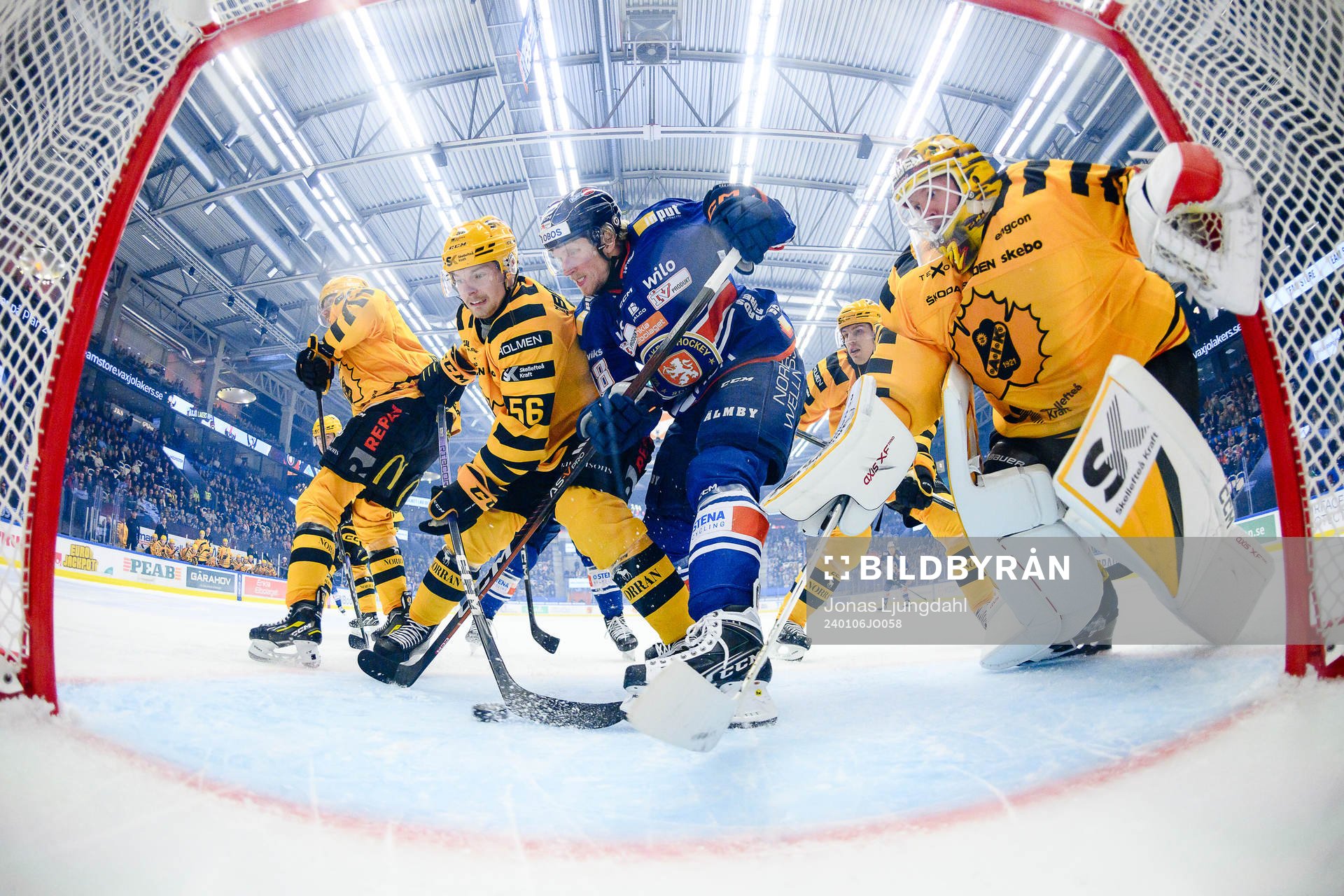 Växjös Marcus Sylvegård mellan Skellefteås Anton Olsson