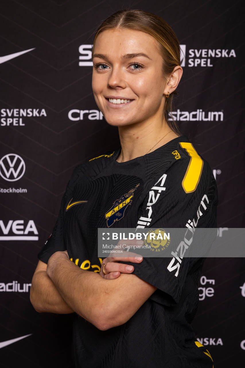 Beata Olsson poserar för ett porträtt i samband med att hon presenteras som nyförvärv av AIK den 6 januari 2024 i Stockholm. 