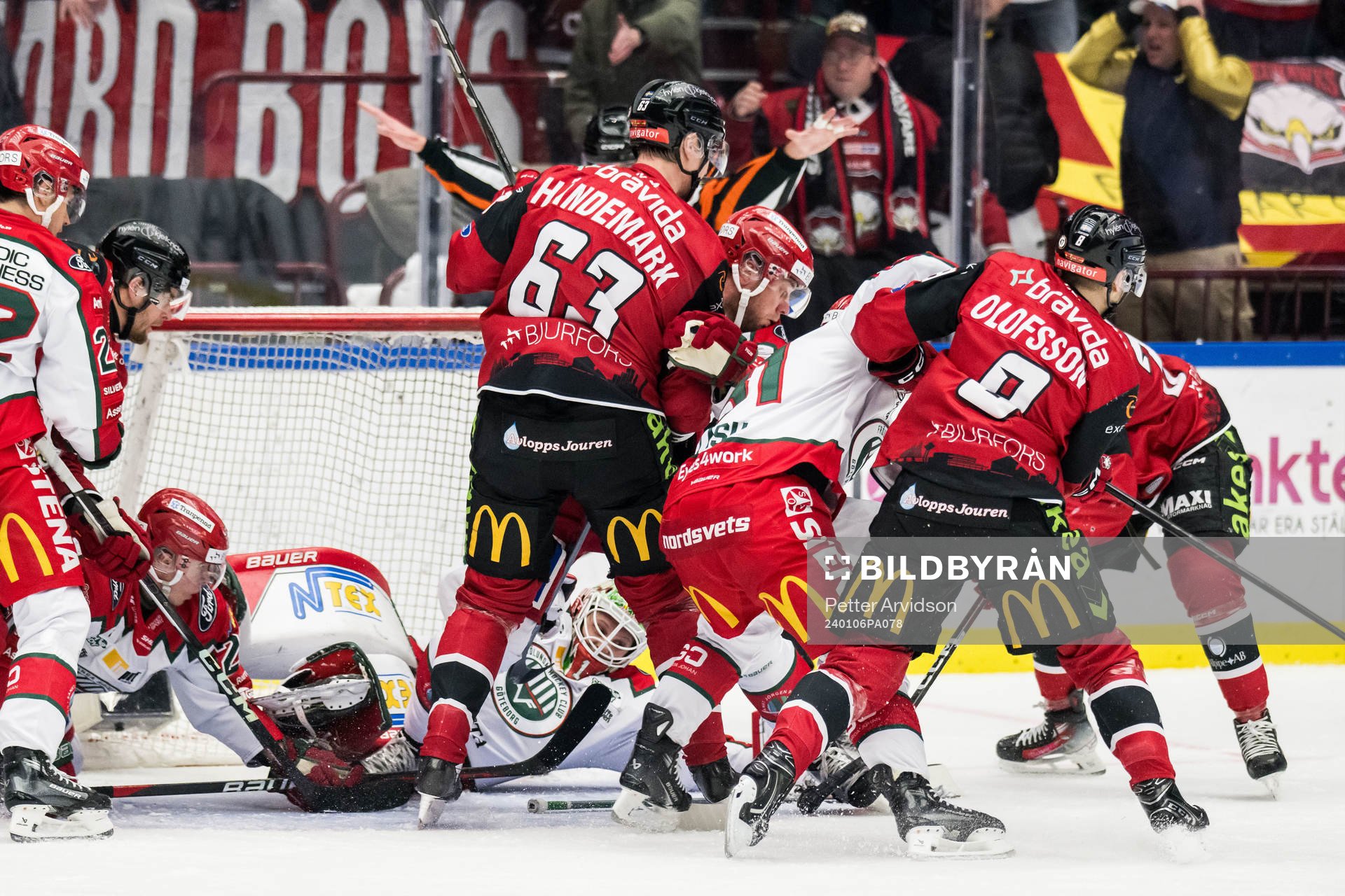 Malmö Redhawks Fredrik Händemark och Frölundas målvakt