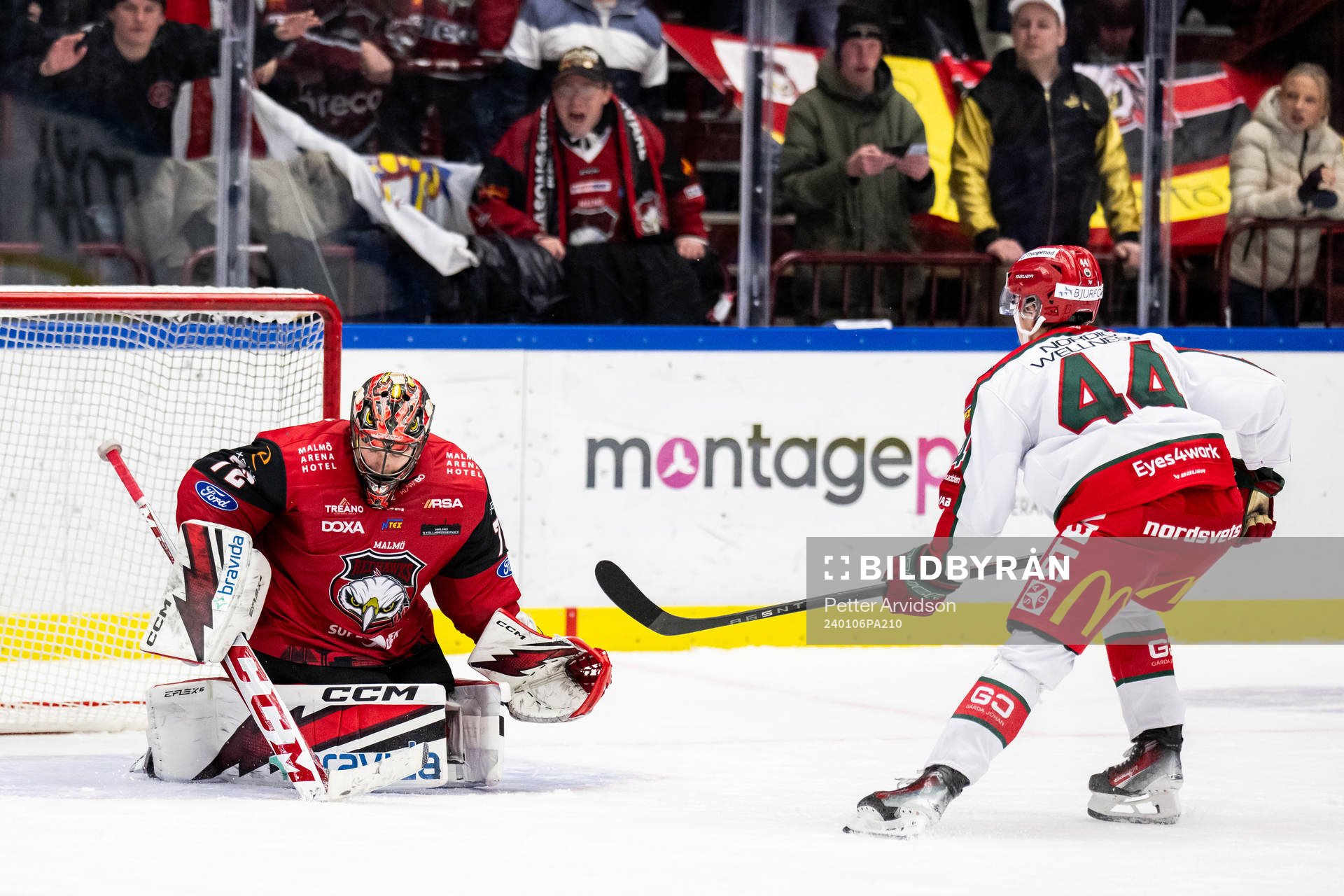 Frölundas Noah Dower Nilsson mot Malmö Redhawks målvakt