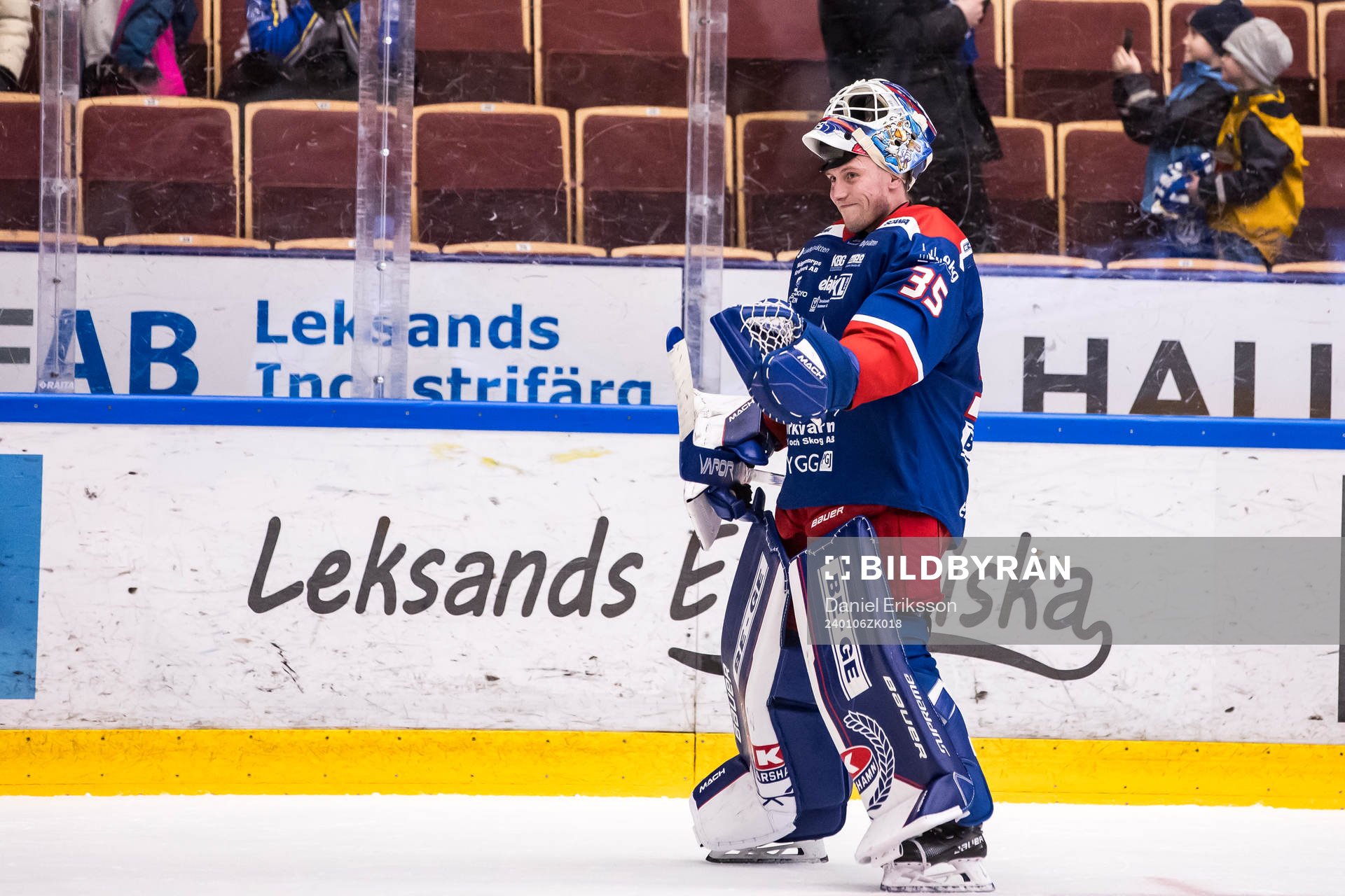 Oskarshamns målvakt Emil Kruse jublar