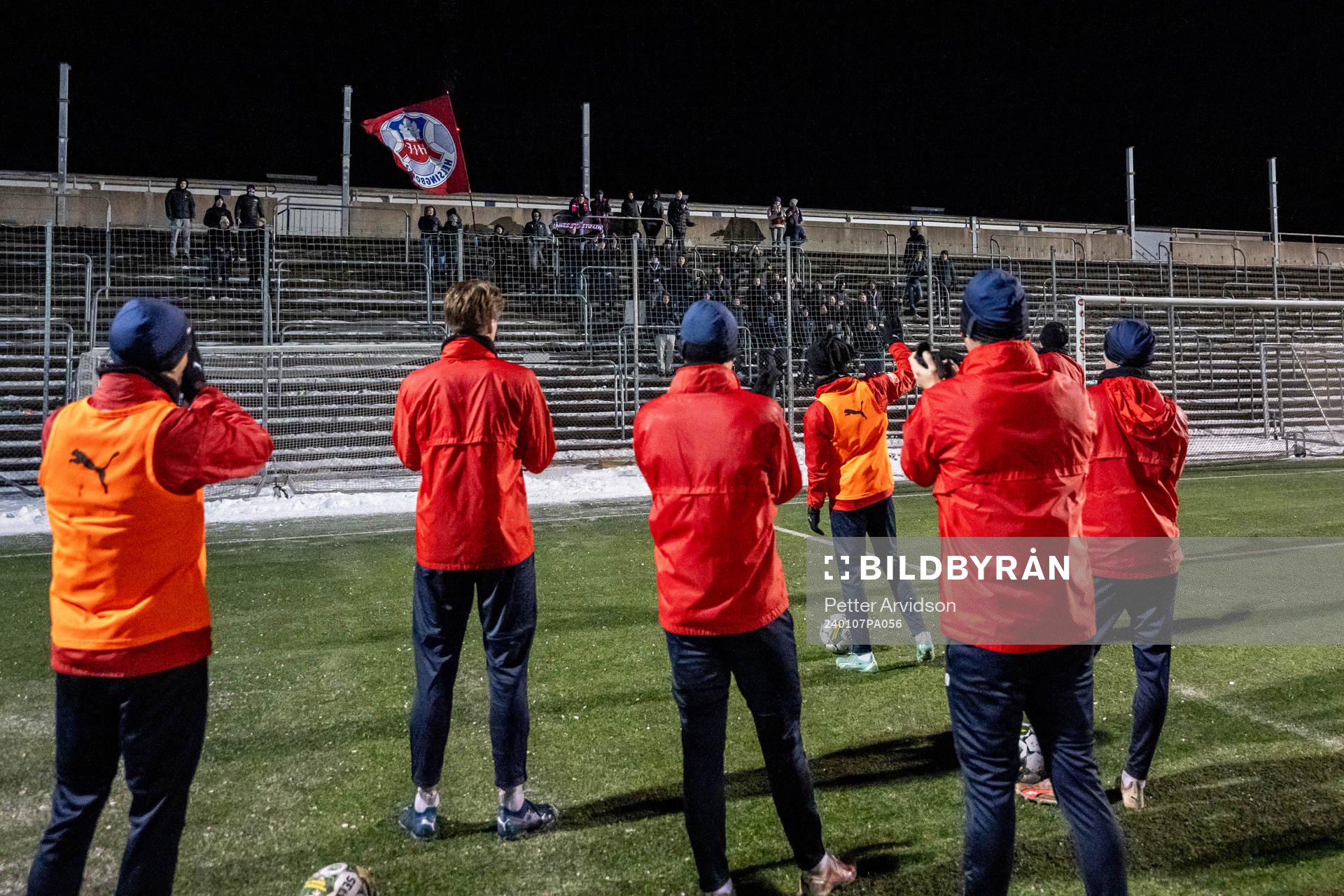 Spelarna tackar supportrarna