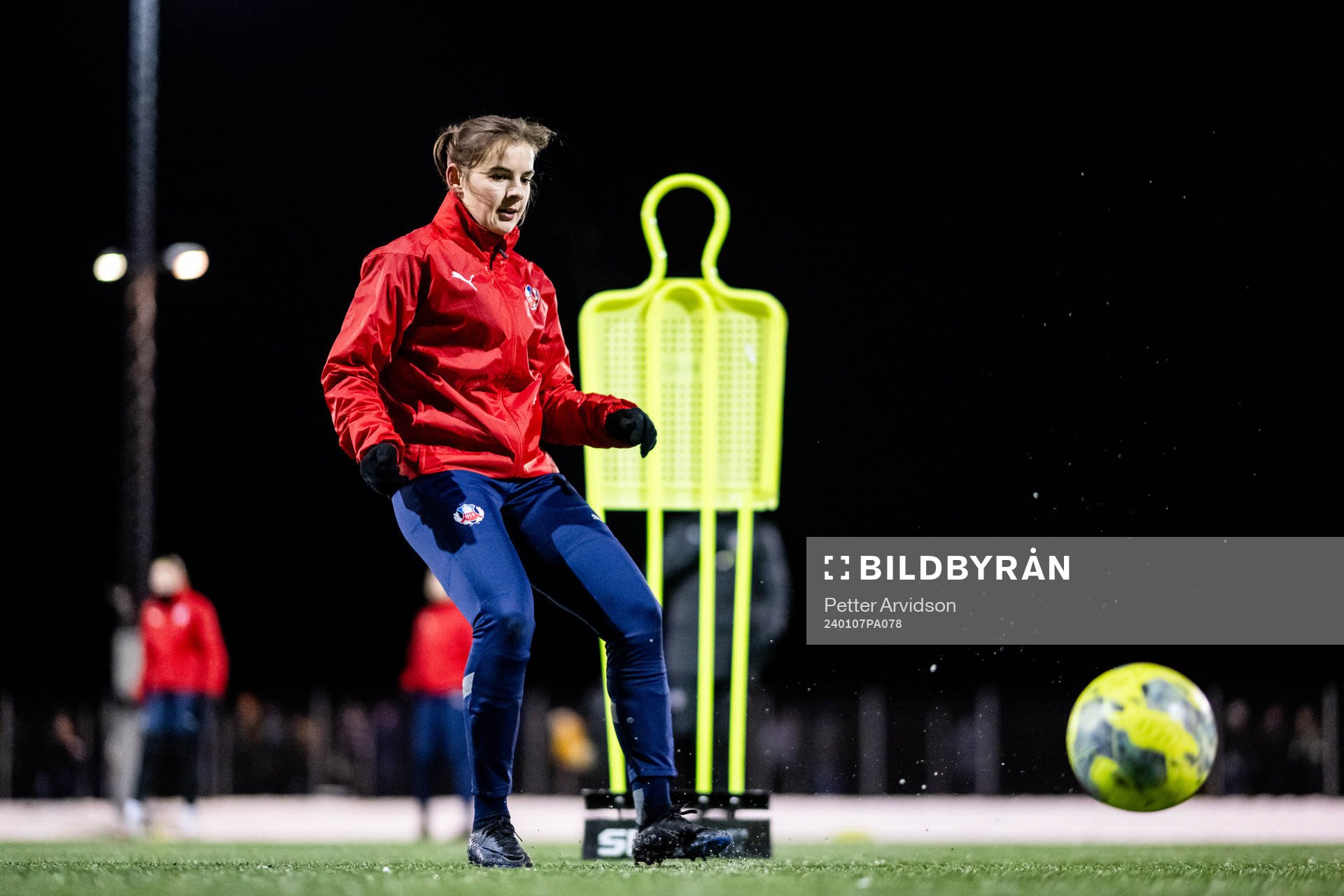 Evelina Bertilsson under en gemensam fotbollsträning med Helsingborgs herr och damlag den 7 januari 2024 i Helsingborg. 