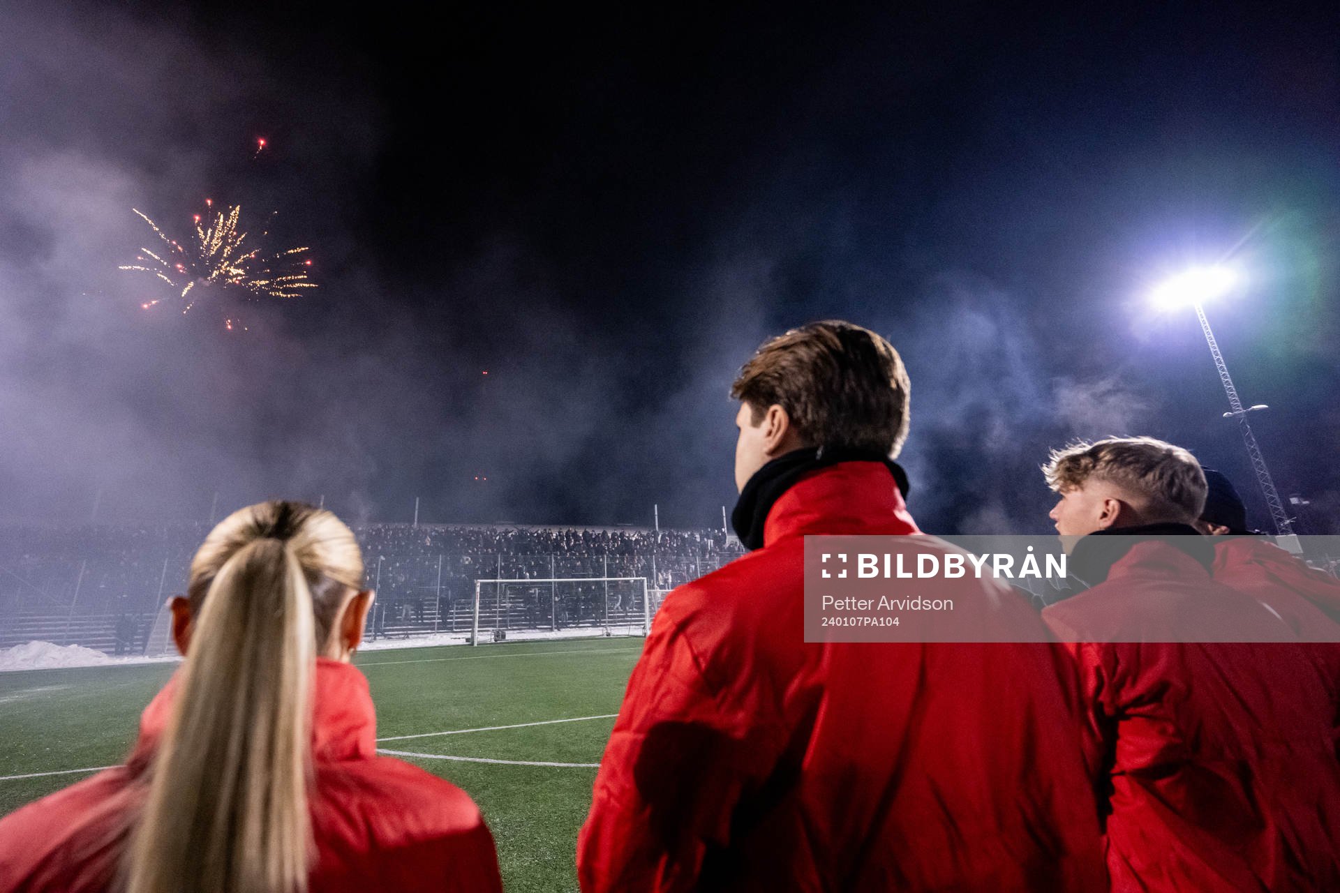 Helsingborgs supportrar med pyro