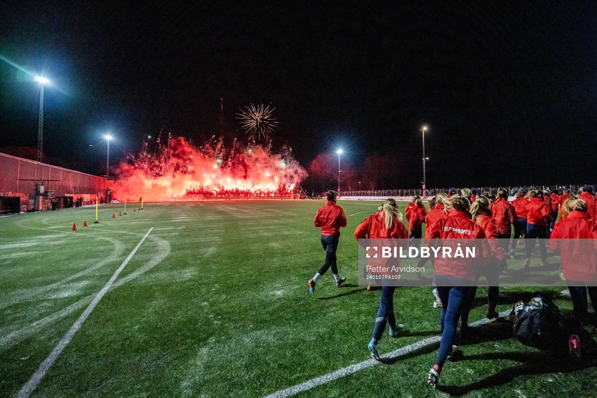 Helsingborgs supportrar med pyro