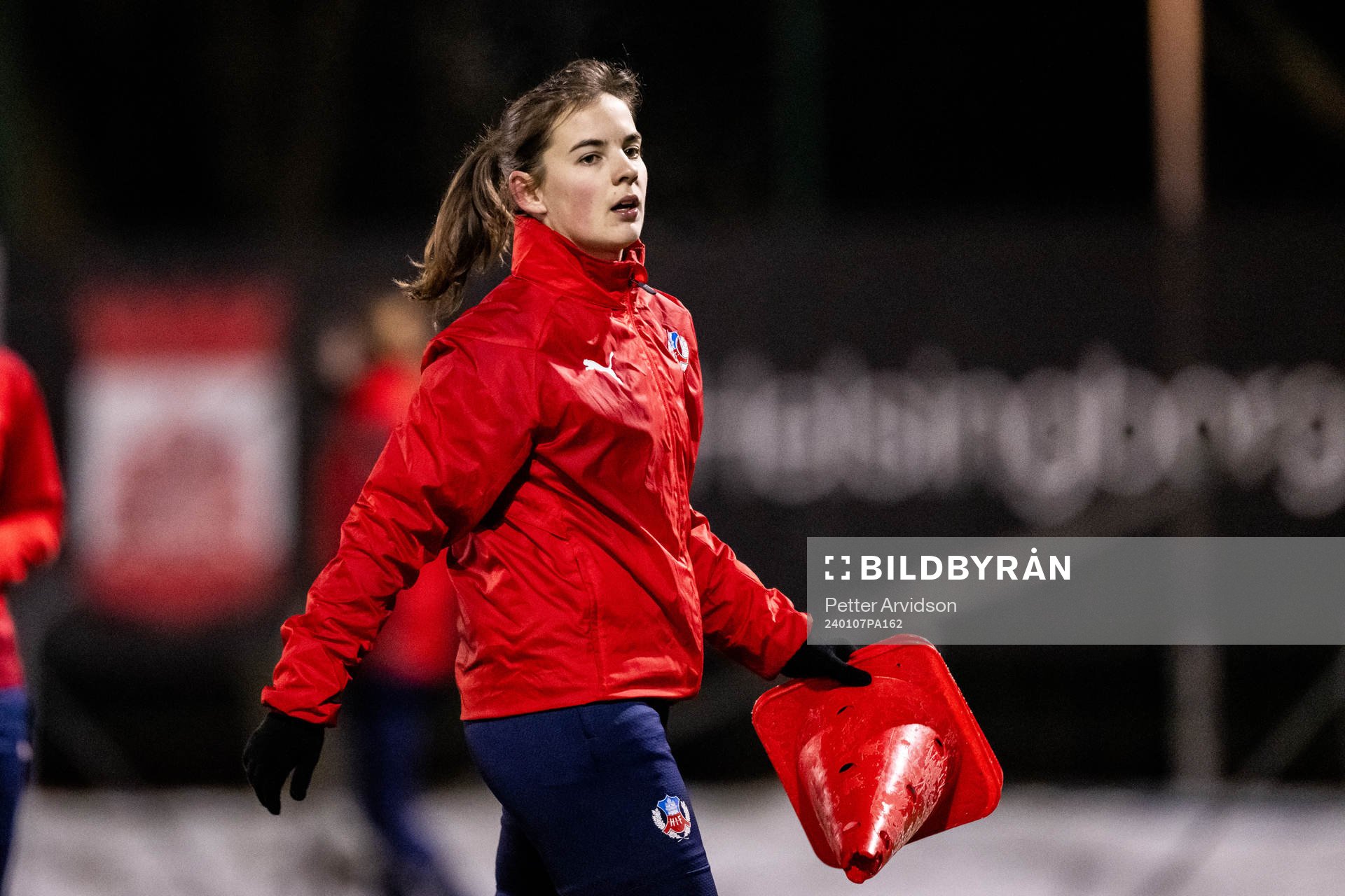 Evelina Bertilsson under en gemensam fotbollsträning med Helsingborgs herr och damlag den 7 januari 2024 i Helsingborg. 