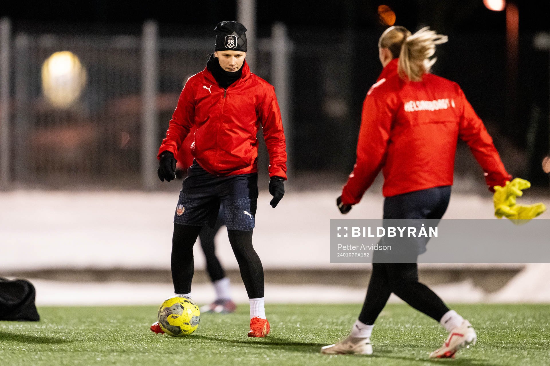 Alma Larsson under en gemensam fotbollsträning med Helsingborgs herr och damlag den 7 januari 2024 i Helsingborg. 