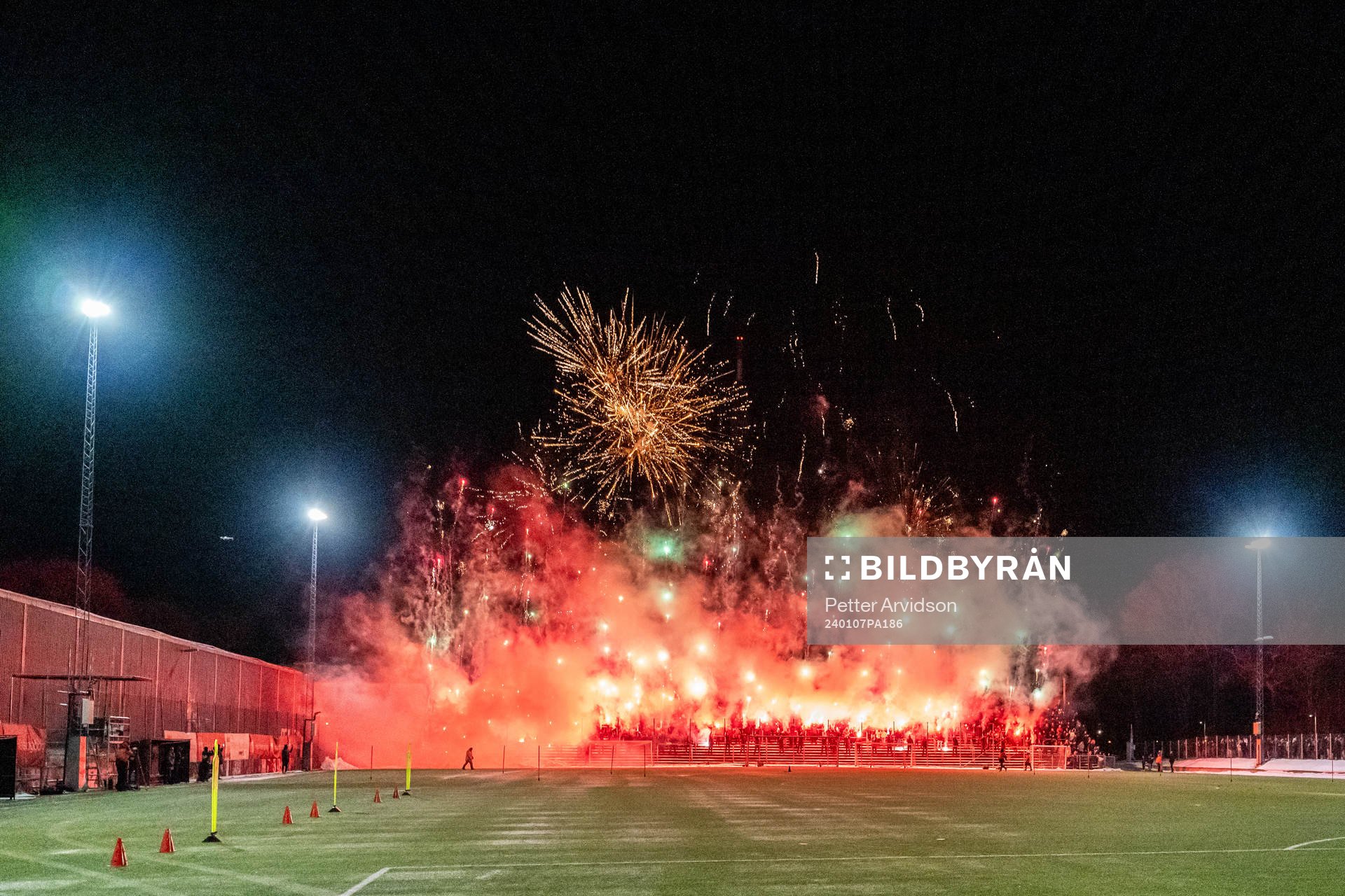 Helsingborgs supportrar med pyro