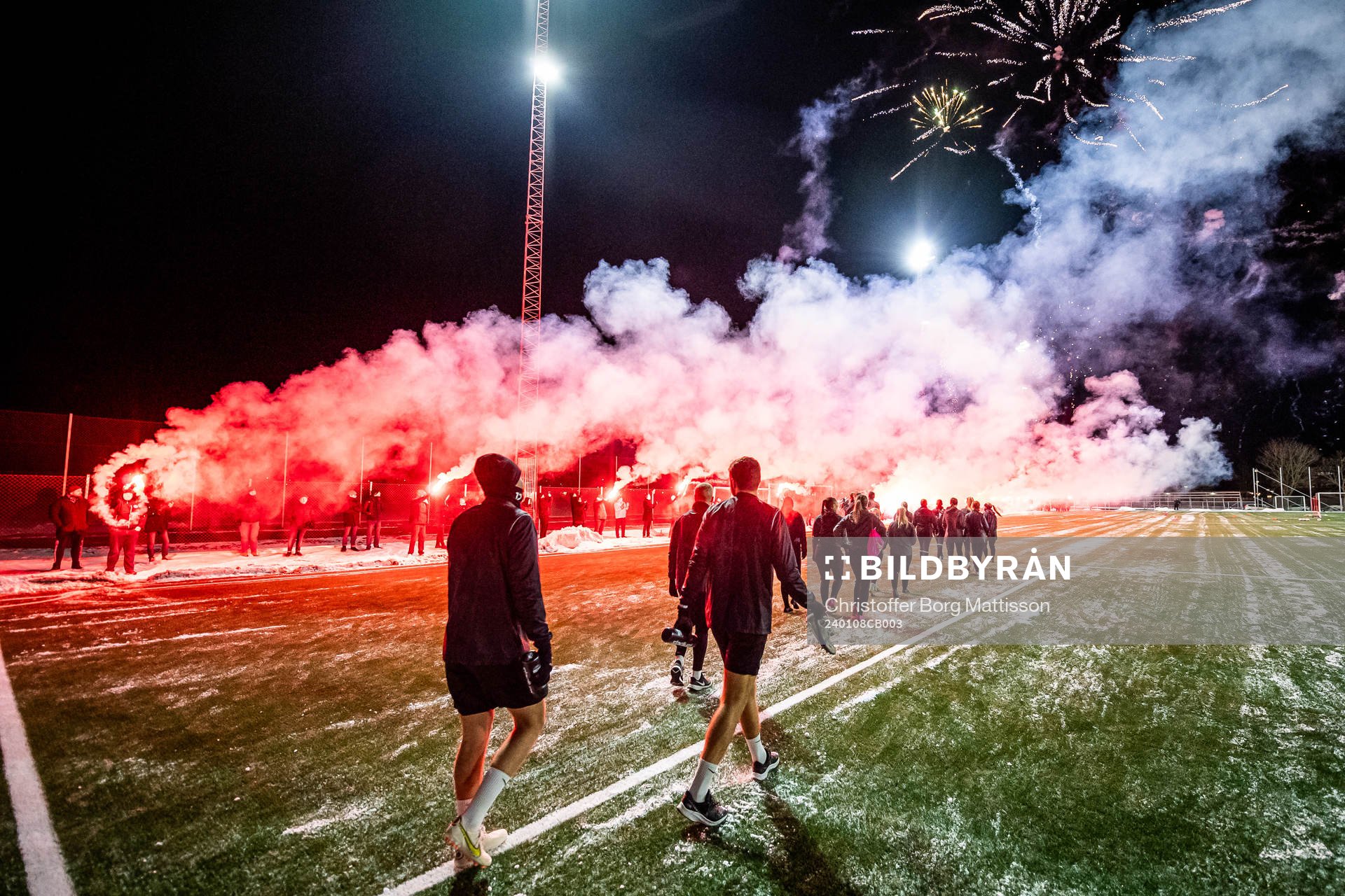 Spelare gör entré till en gemensam fotbollsträning med