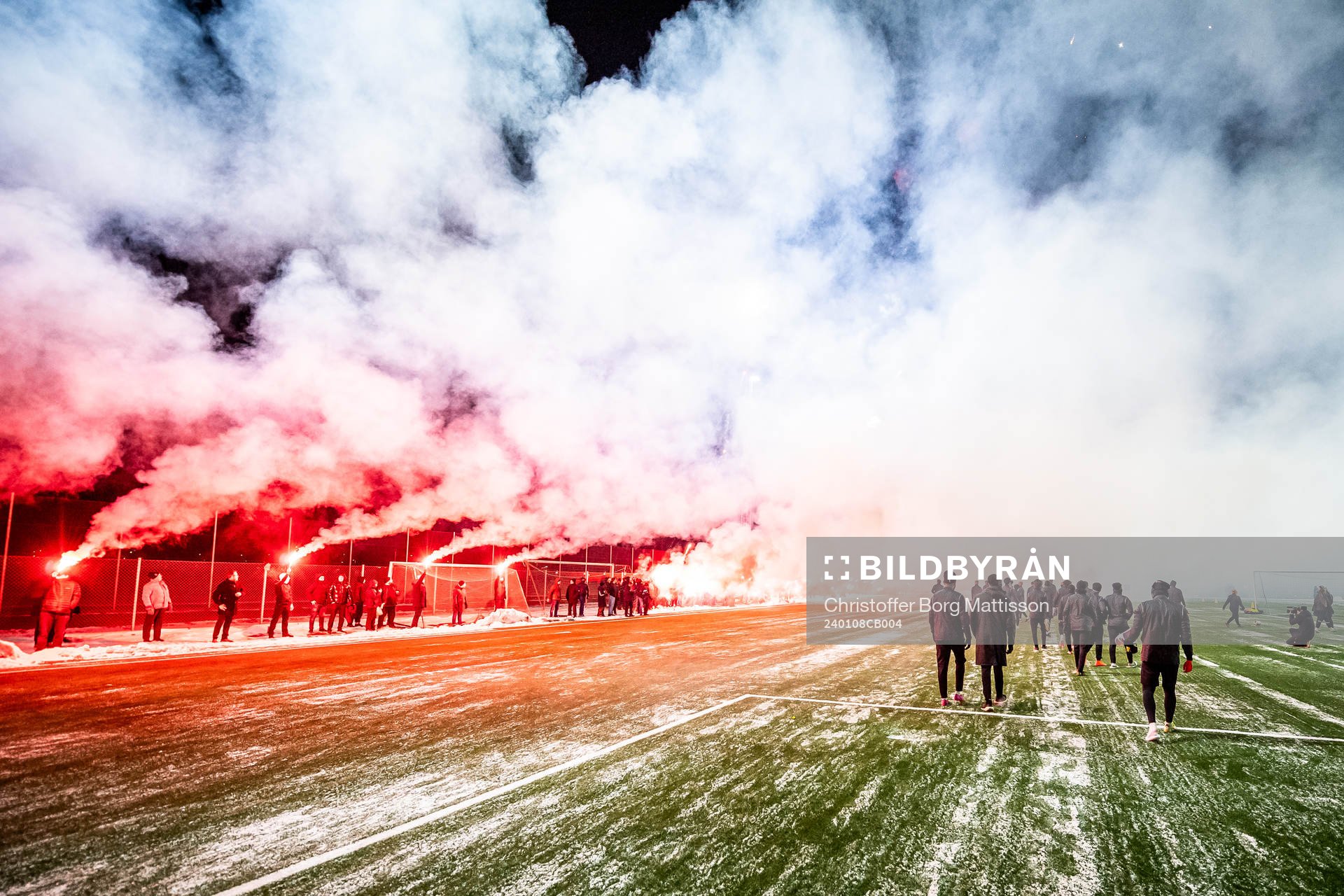 Spelarna gör entré till en gemensam fotbollsträning med