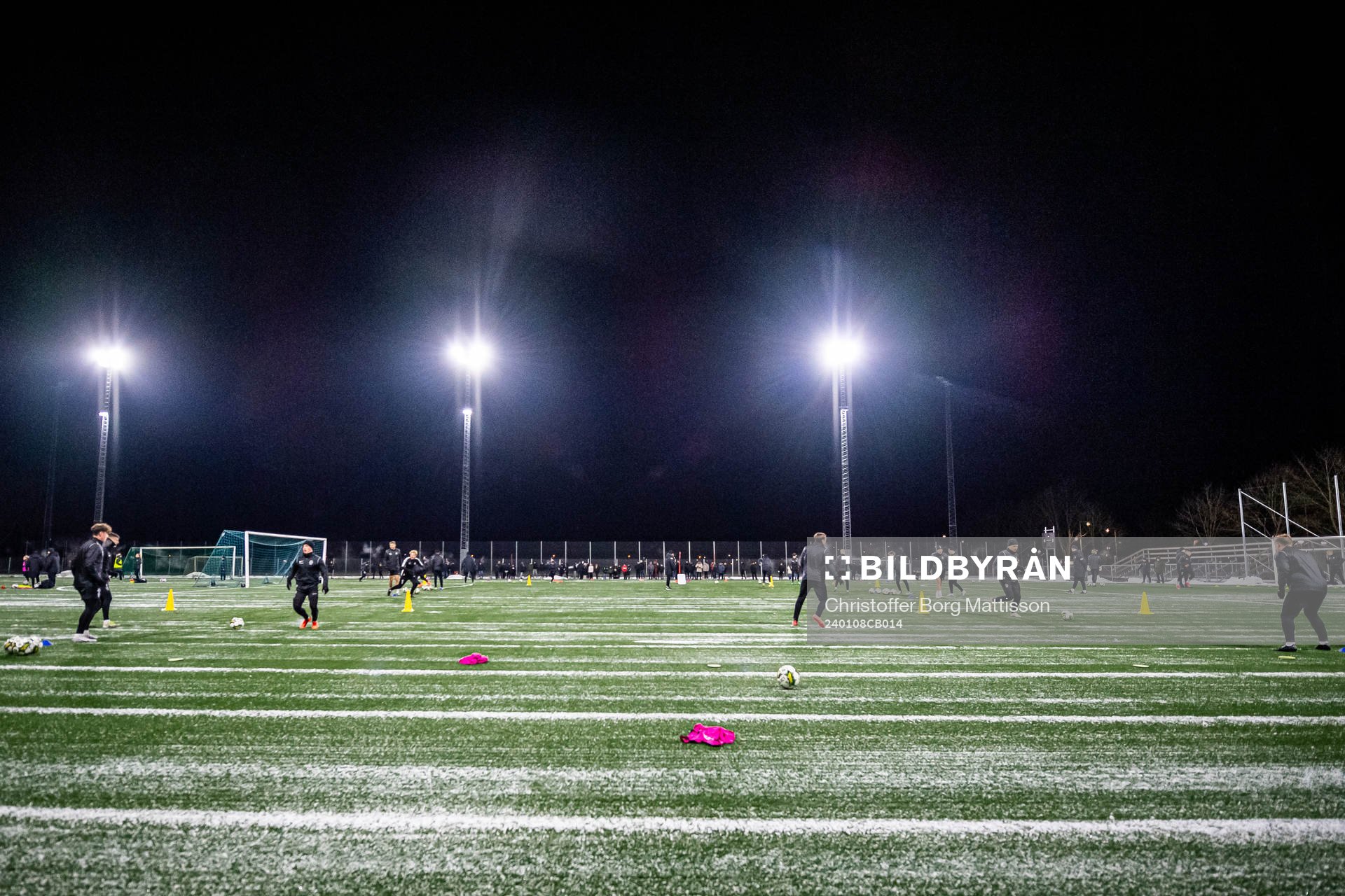 Vy över en gemensam fotbollsträning med Landskronas herr- och damlag den 8 januari 2024 i Landskrona. 