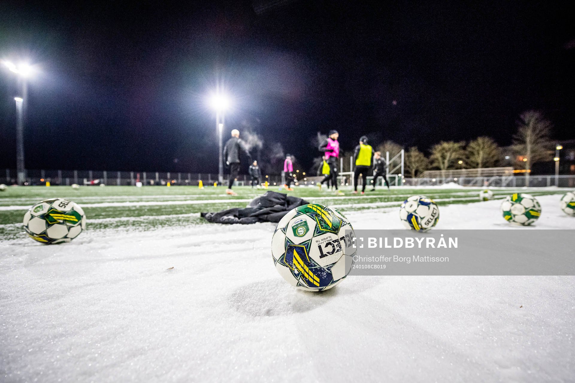 Fotbollar ligger på snön